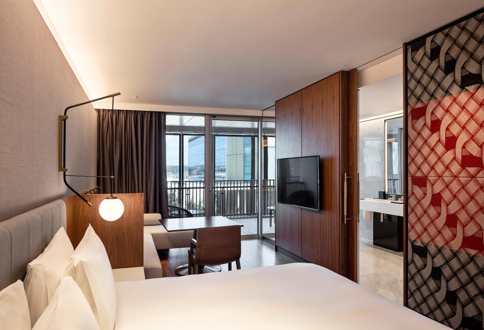 Habitación con cama extragrande y balcón