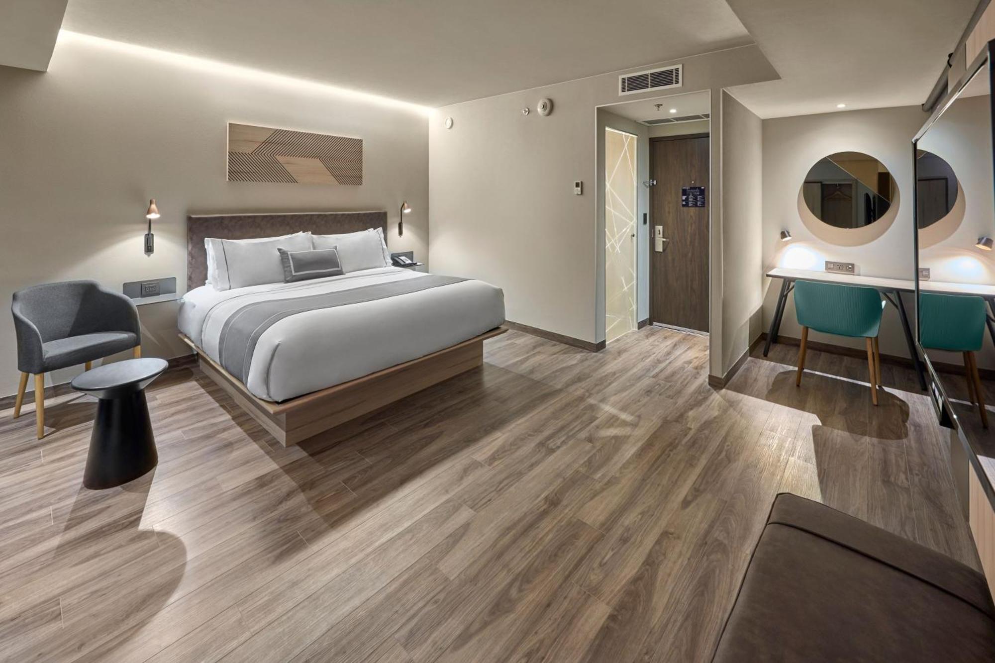 Habitación Doble Superior con sofá cama y cama grande
