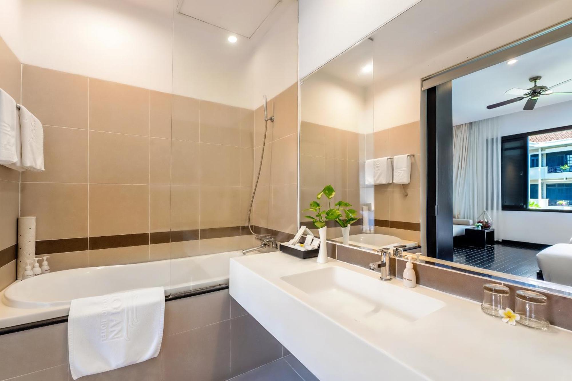 Premium Zimmer mit Pool-, Garten-, und Stadtblick