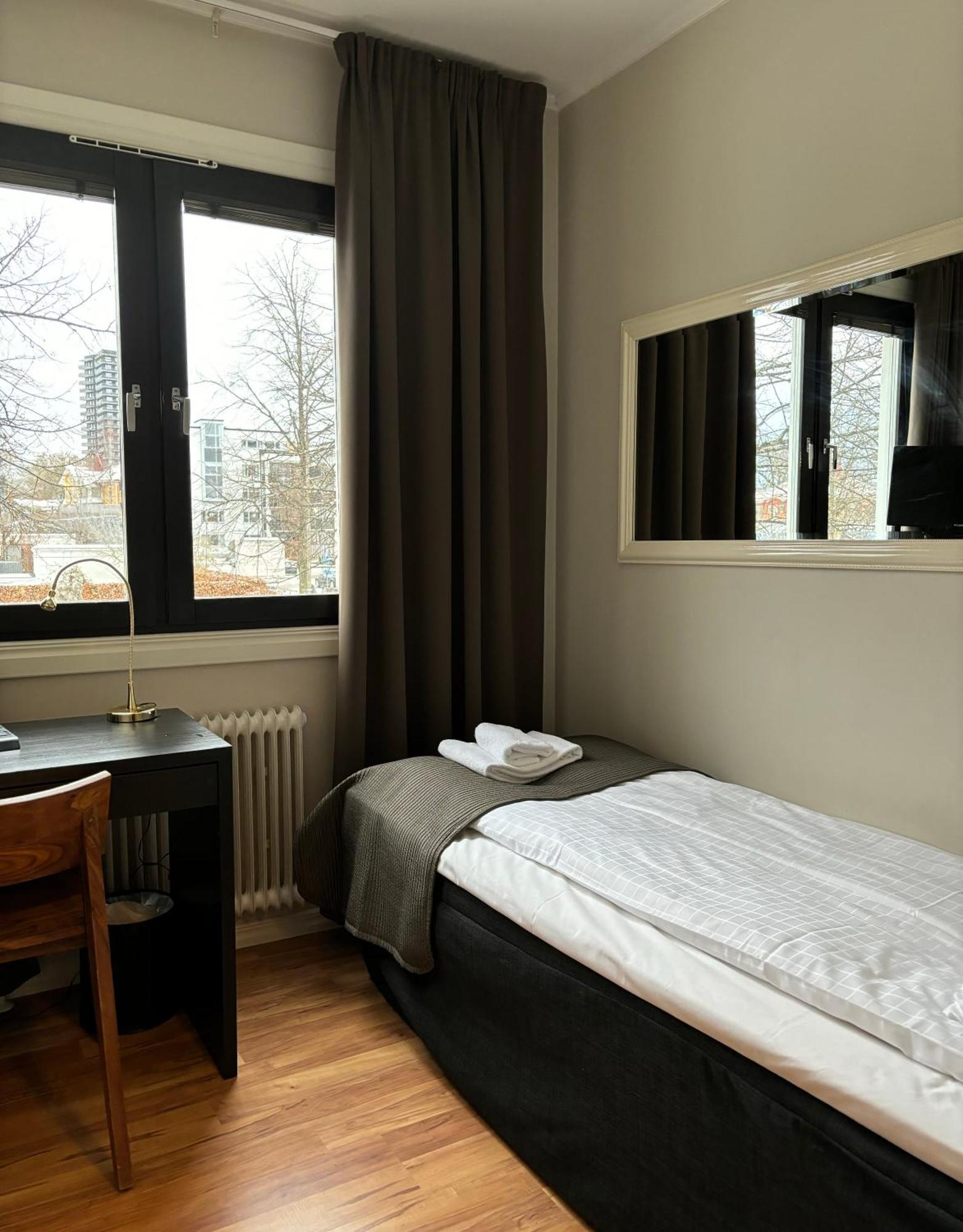 Small Single Room,1588097904:JPEG