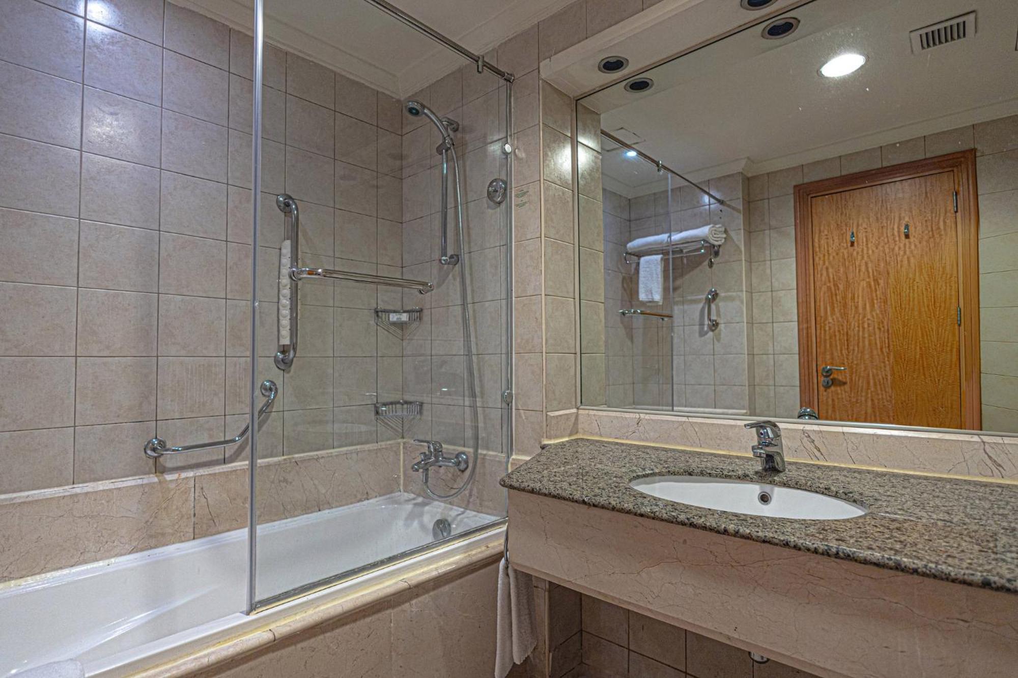 Habitación Premium con cama extragrande y vistas a la piscina