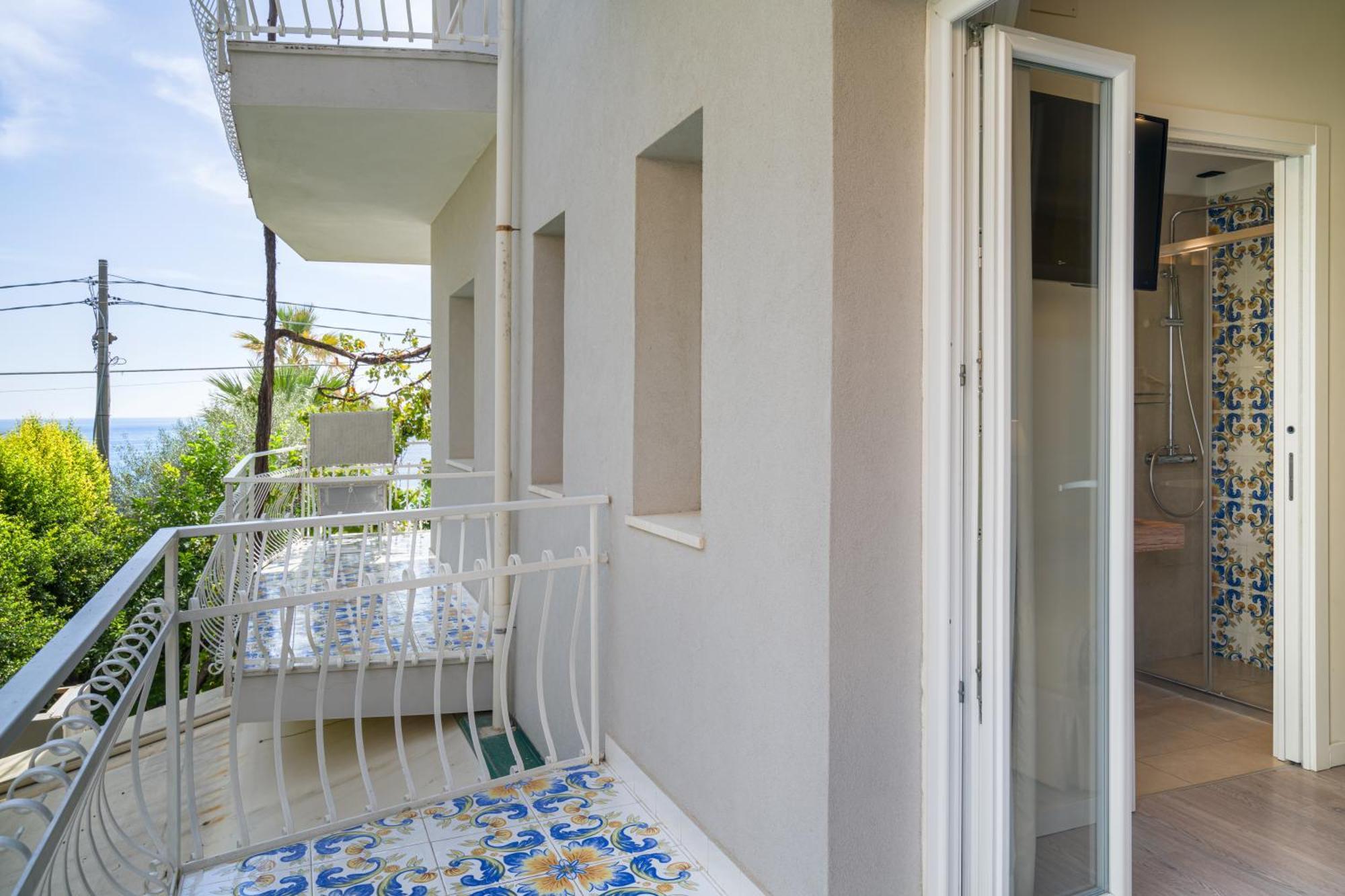 Classic Triple Room Lateral Sea View