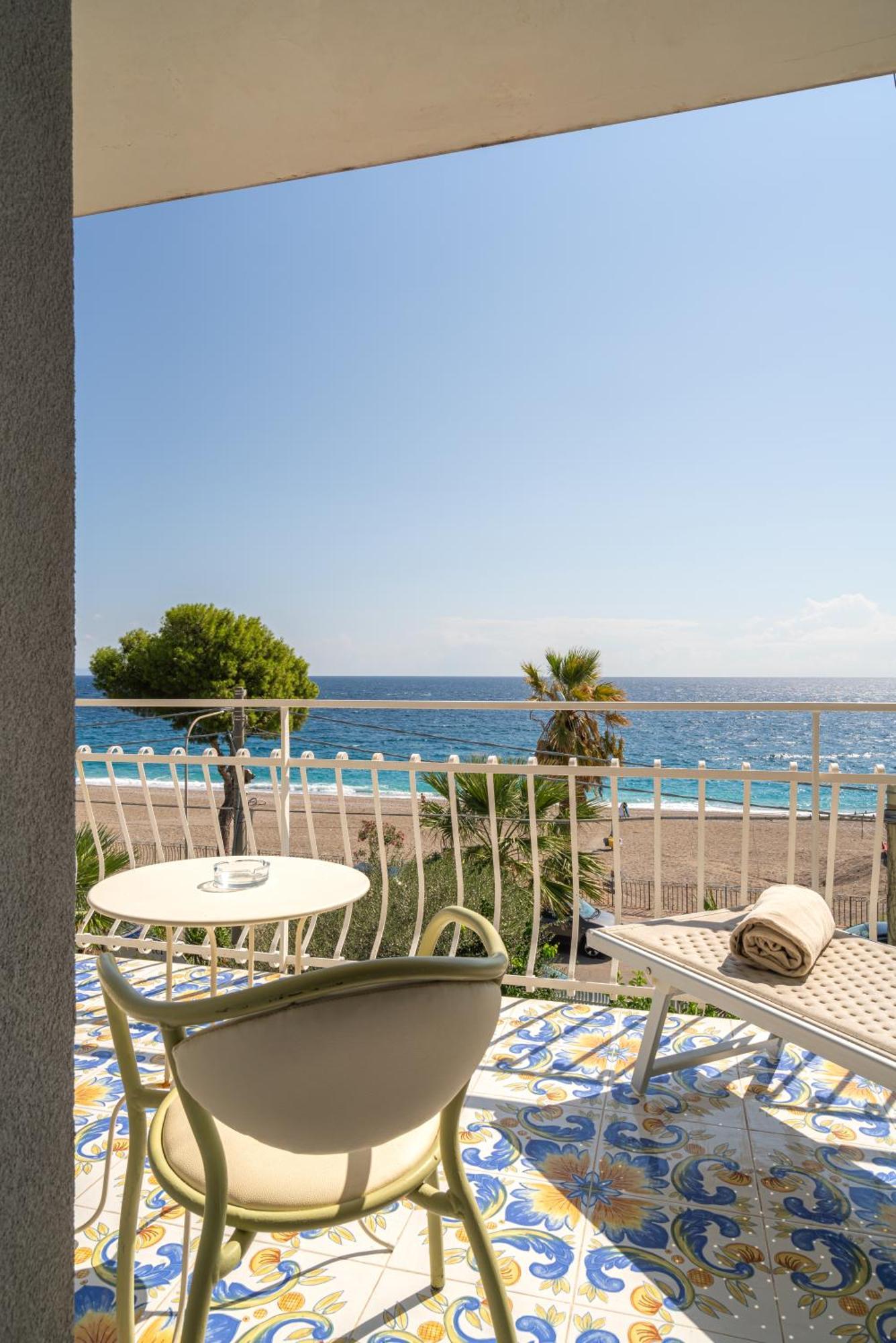 Deluxe Double or Twin Room with Sea View,1546370260:JPEG