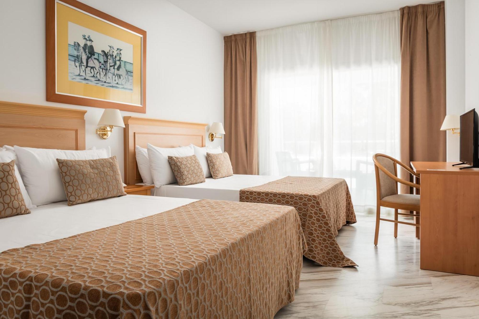 Vierbettzimmer mit Poolblick (3 Erwachsene + 1 Kind)
