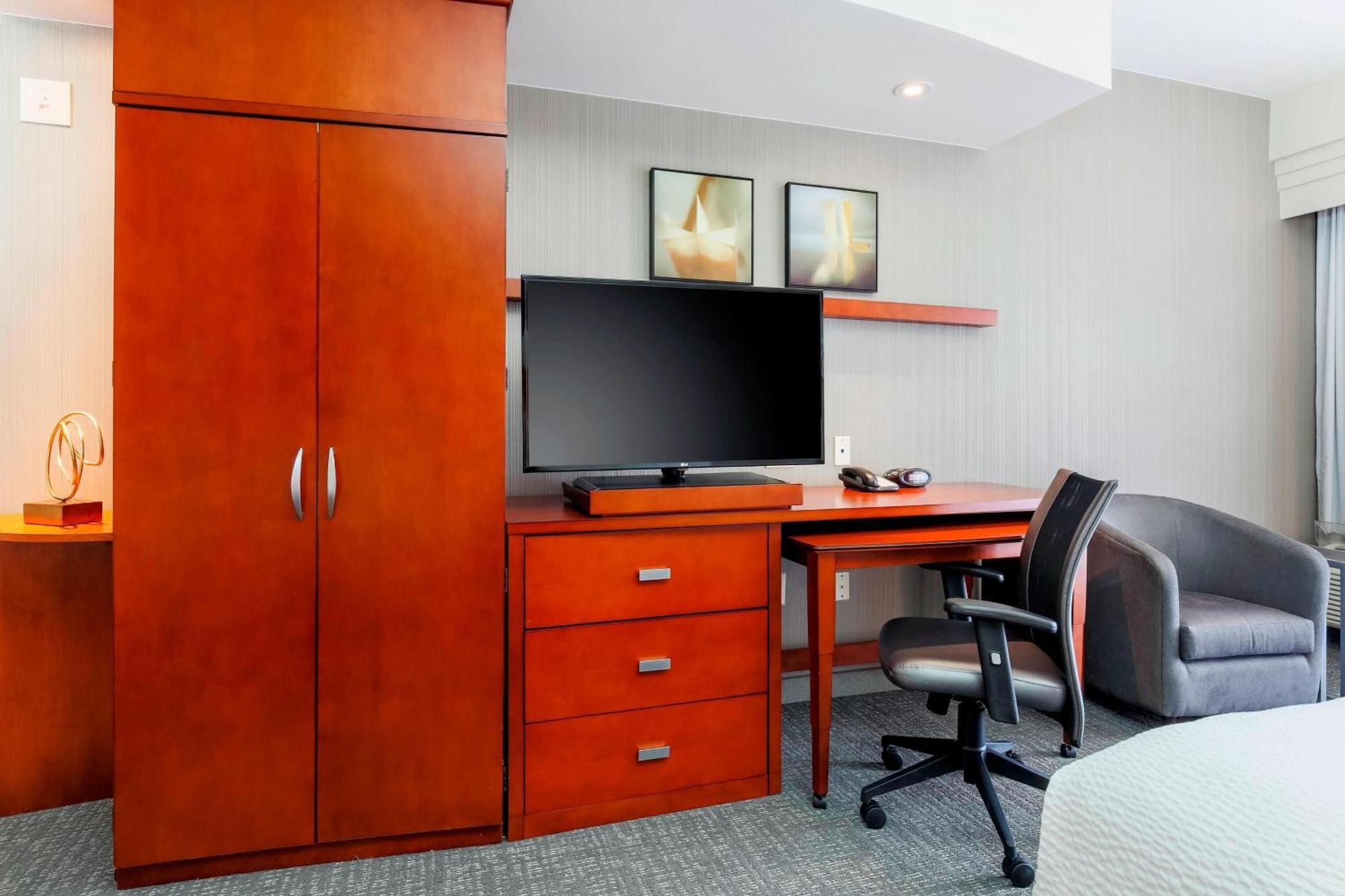 1 Bedroom 2 room Suite, 1 King, Sofa bed