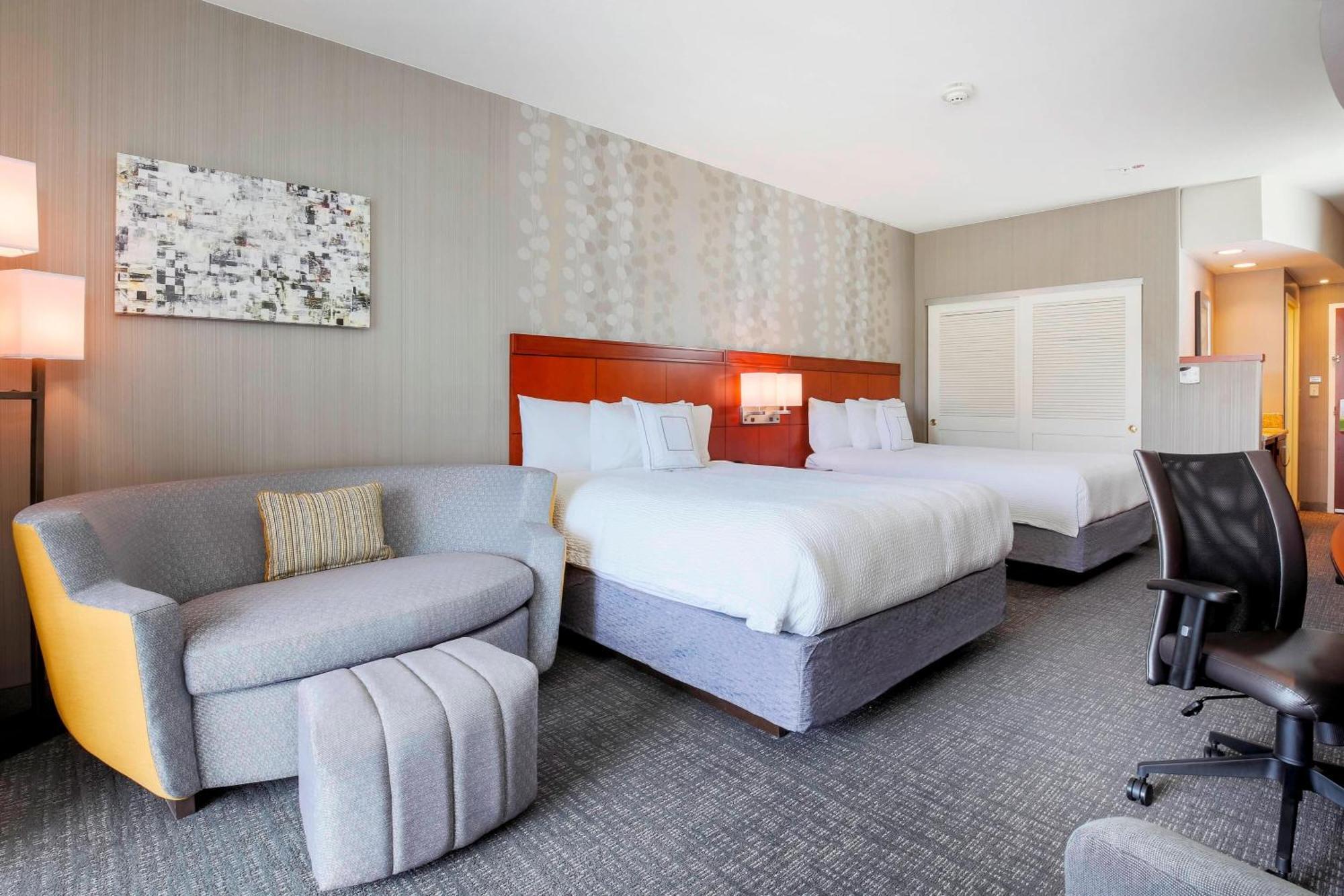 Guest room, 2 Queen, Balcony