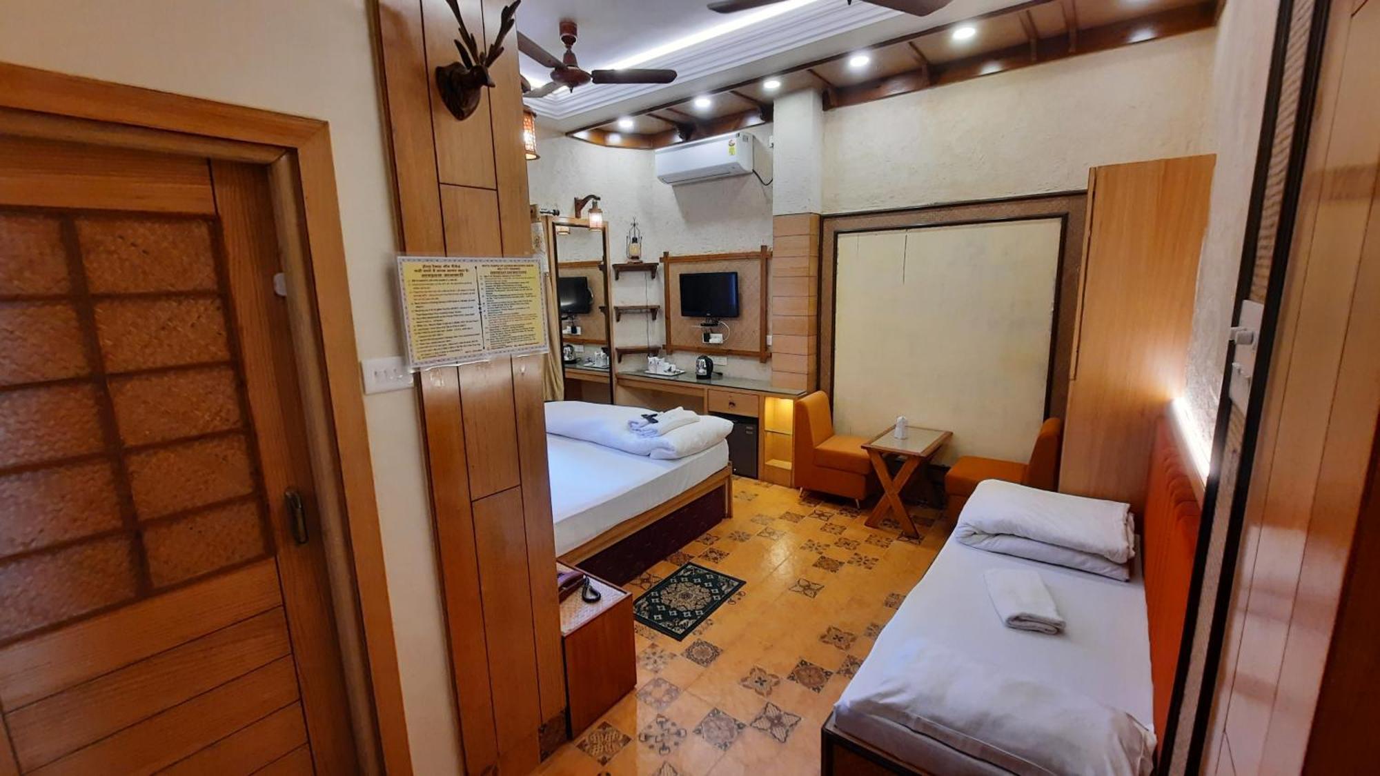 Deluxe Quad Bed Family Room City View