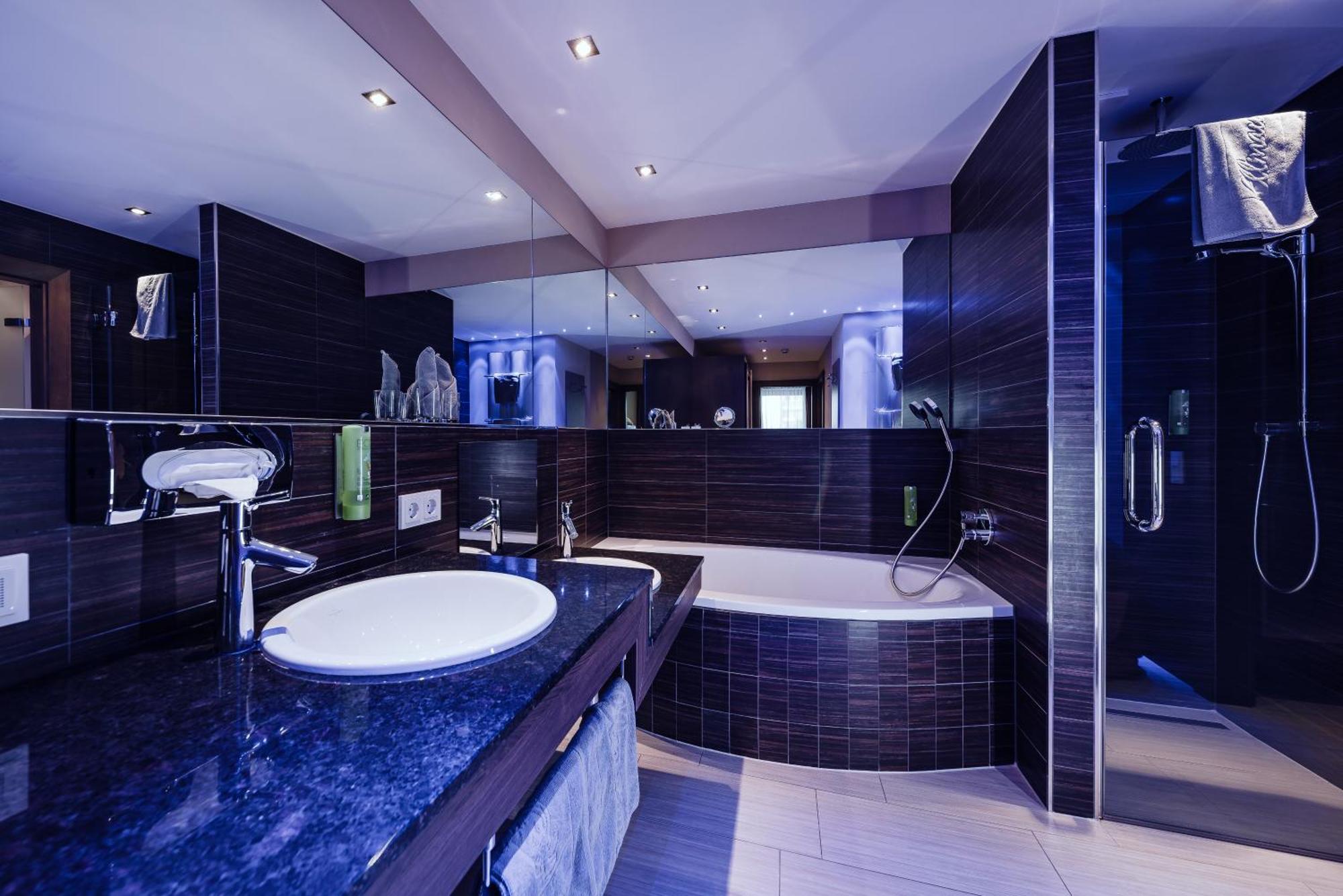 Deluxe Family Suite with 2 Bedrooms and Mountain View,1549831804:JPEG