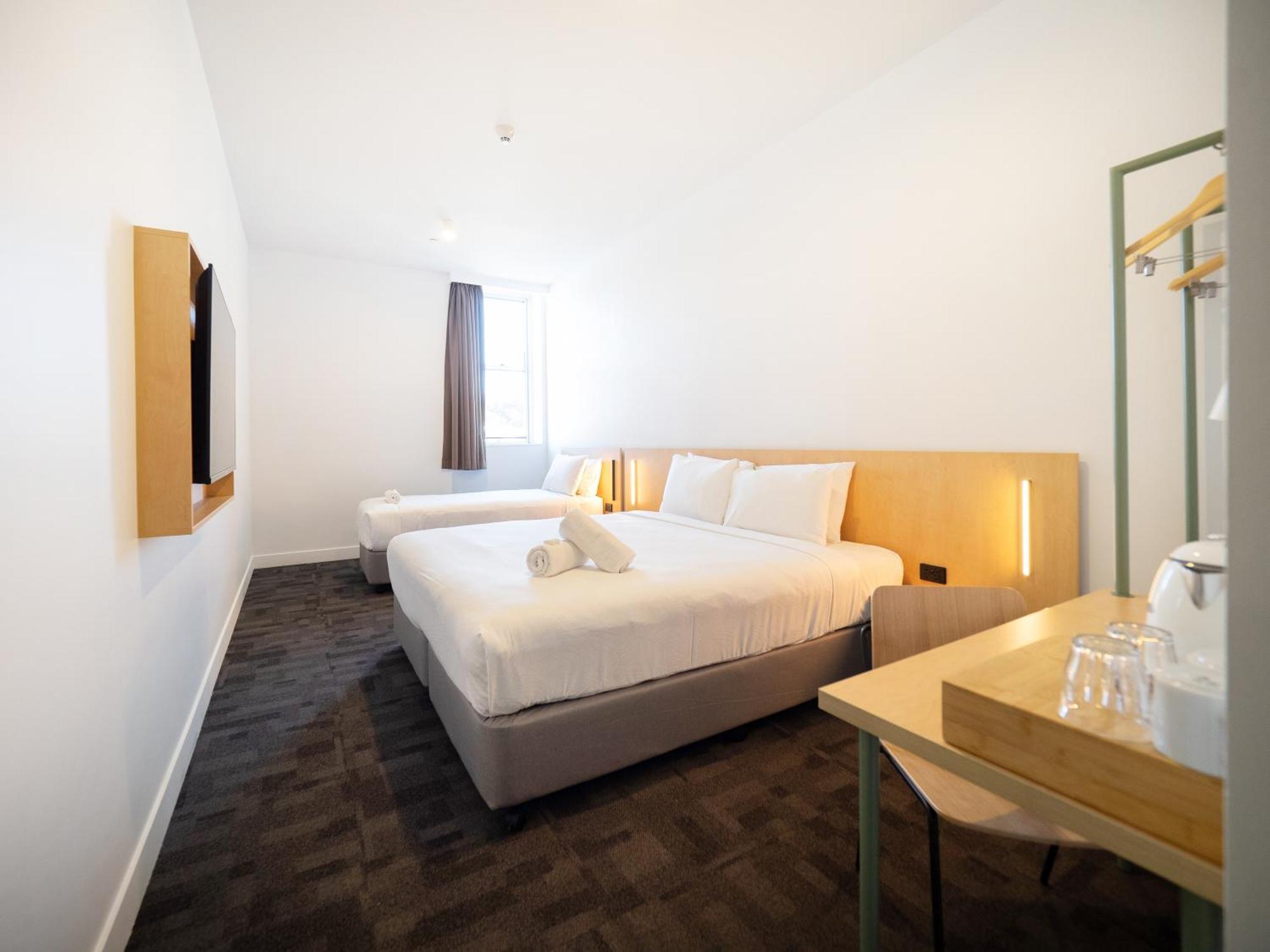 Zimmer mit Kingsize-Bett und 1 Einzelbett mit eigenem Bad