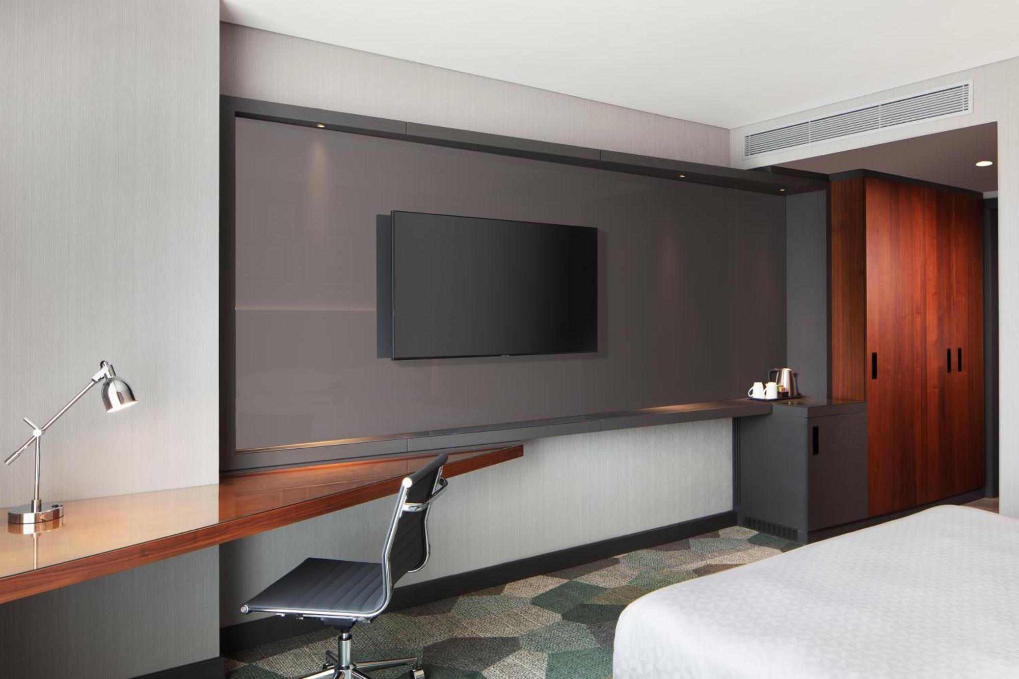 Deluxe King Room with City View