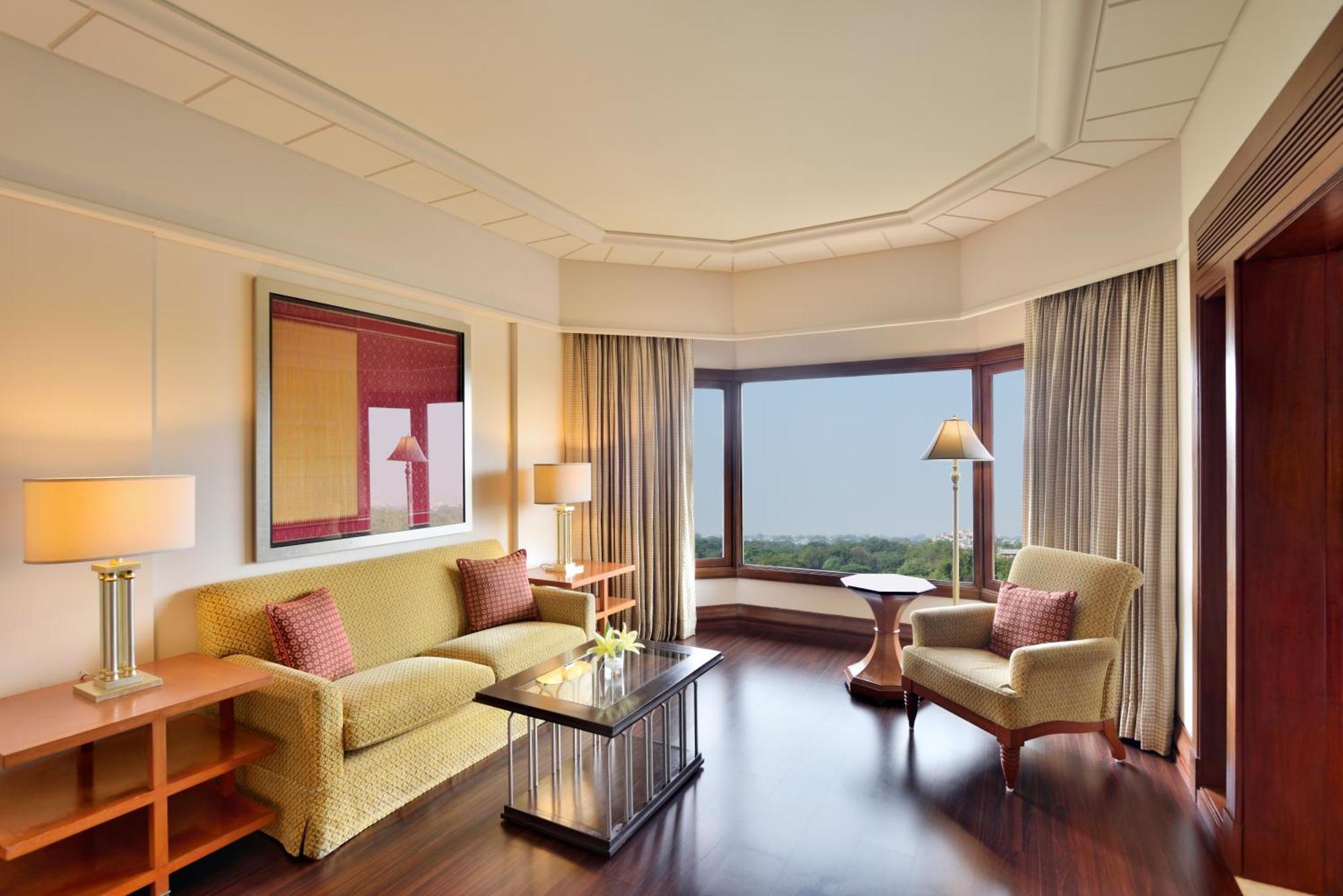 Deluxe Suite Lake View  with Bathtub,1556768128:JPEG