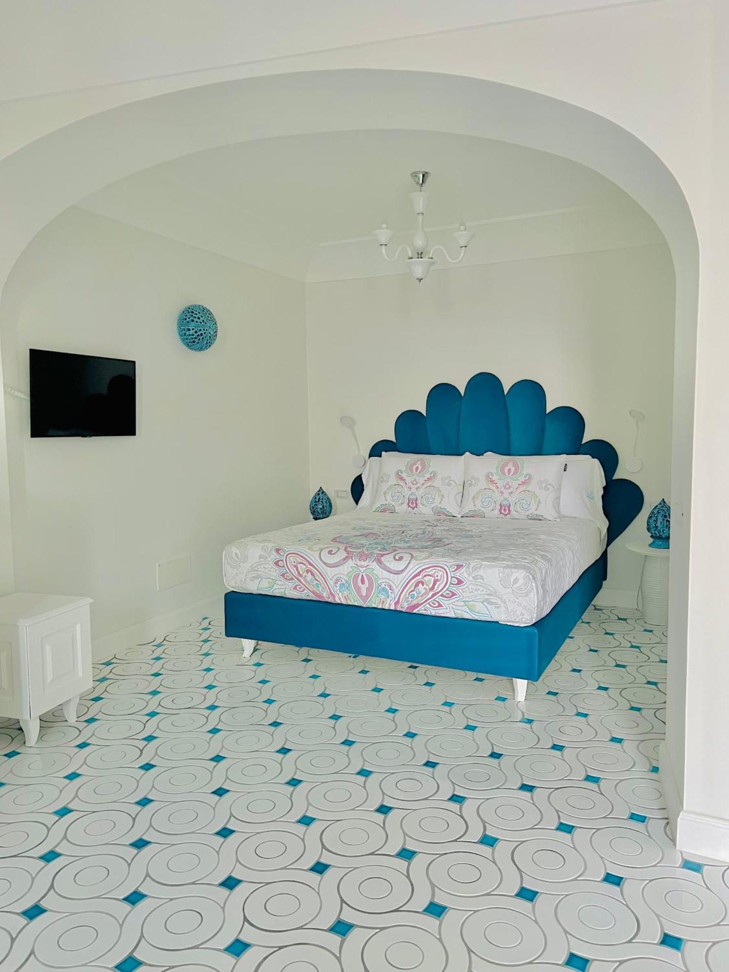 Deluxe Suite Side Sea View