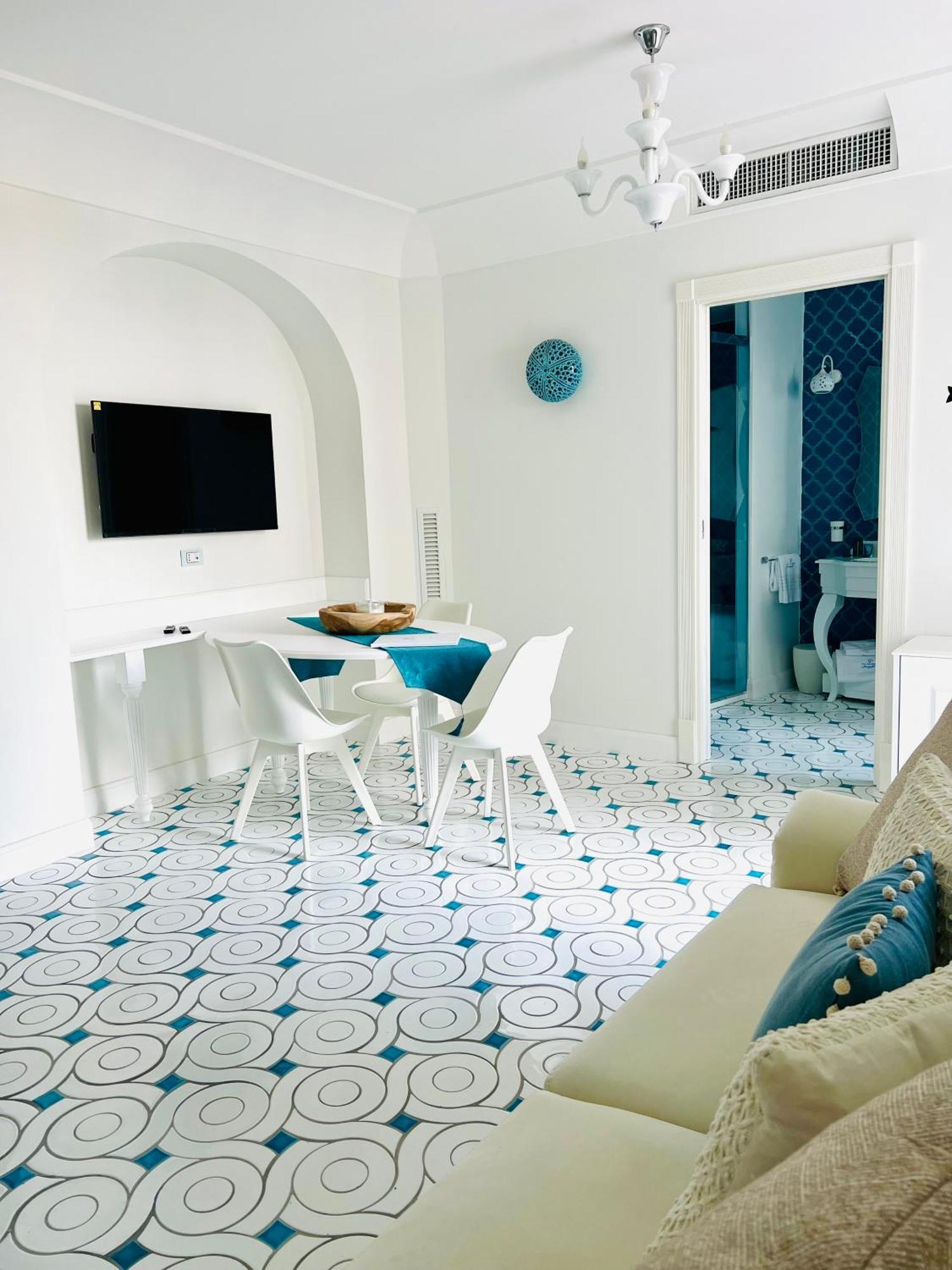 Deluxe Suite Side Sea View