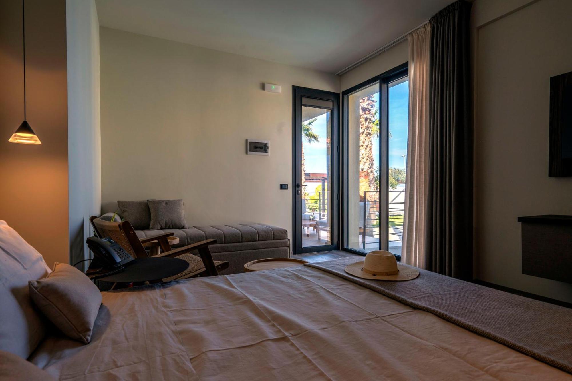 Chambre Lit King-Size - Vue sur Piscine