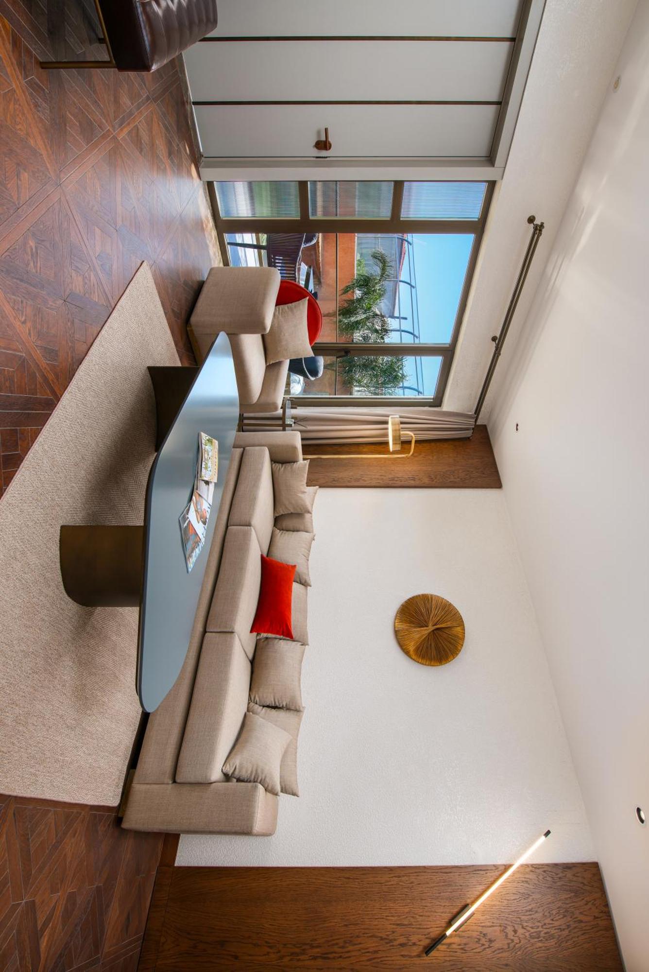 Suite mit Kingsize-Bett und Poolblick