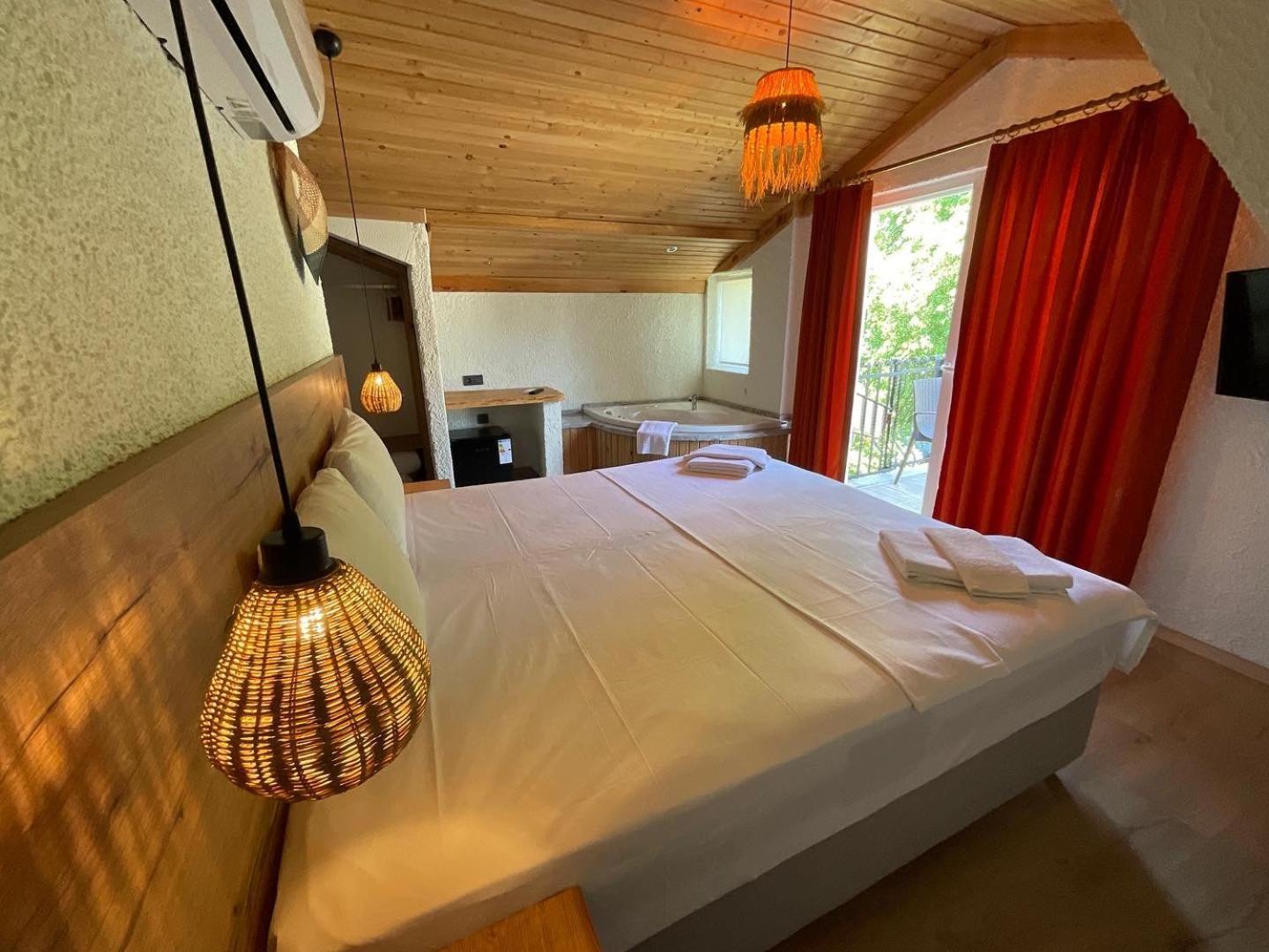 Deluxe Suite with Spa Bath,1583810181:JPEG