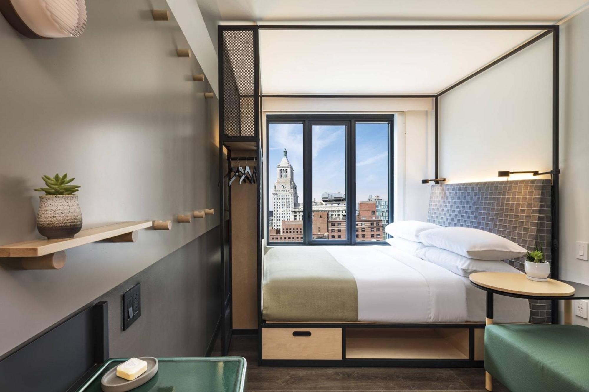 Chambre Lit Queen-size avec Douche Accessible en Fauteuil Roulant -Adaptée aux Personnes à Mobilité Réduite