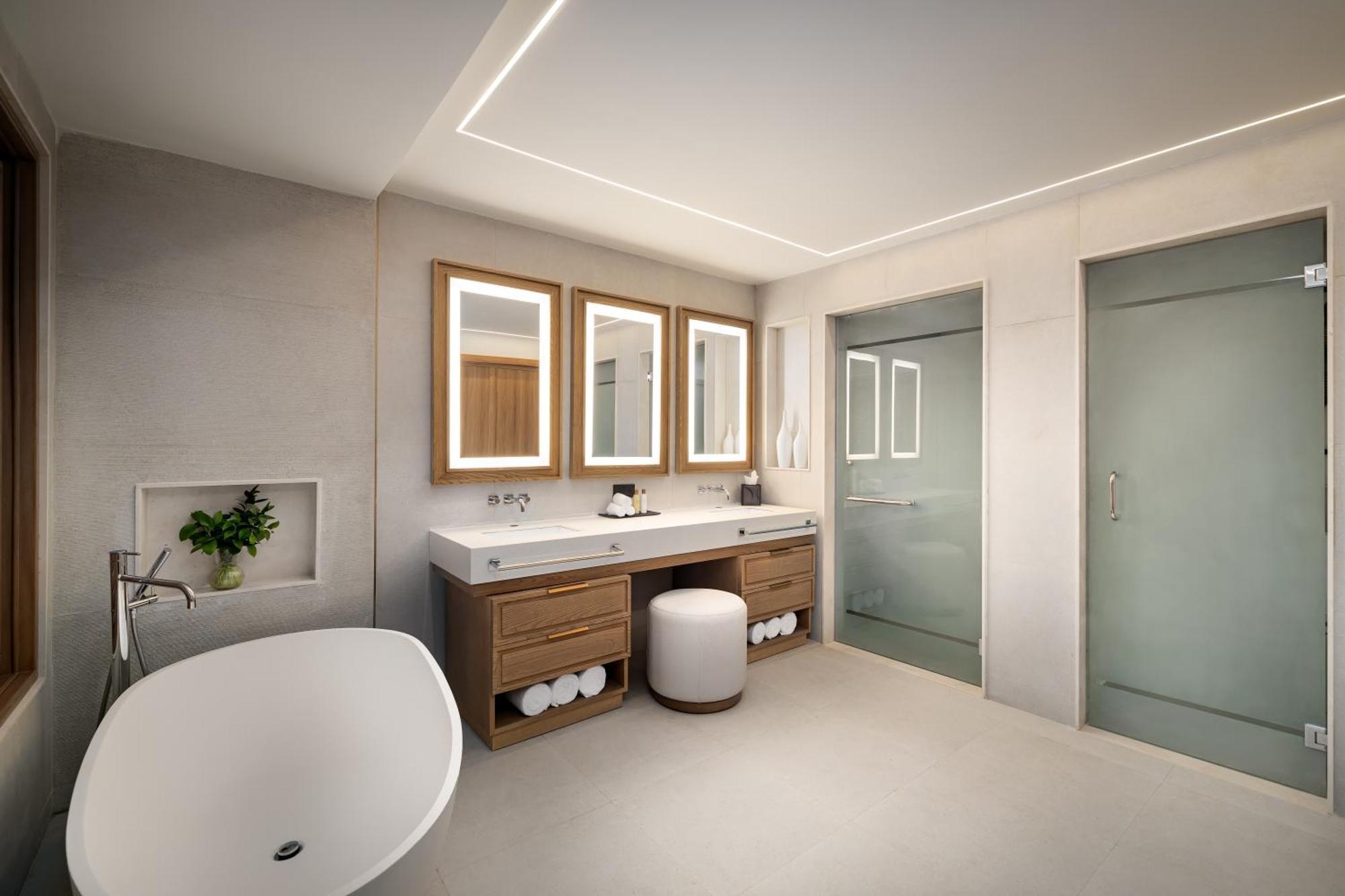 Preferred Club Master Suite mit Kingsize-Bett und Poolblick auf der Ostsee