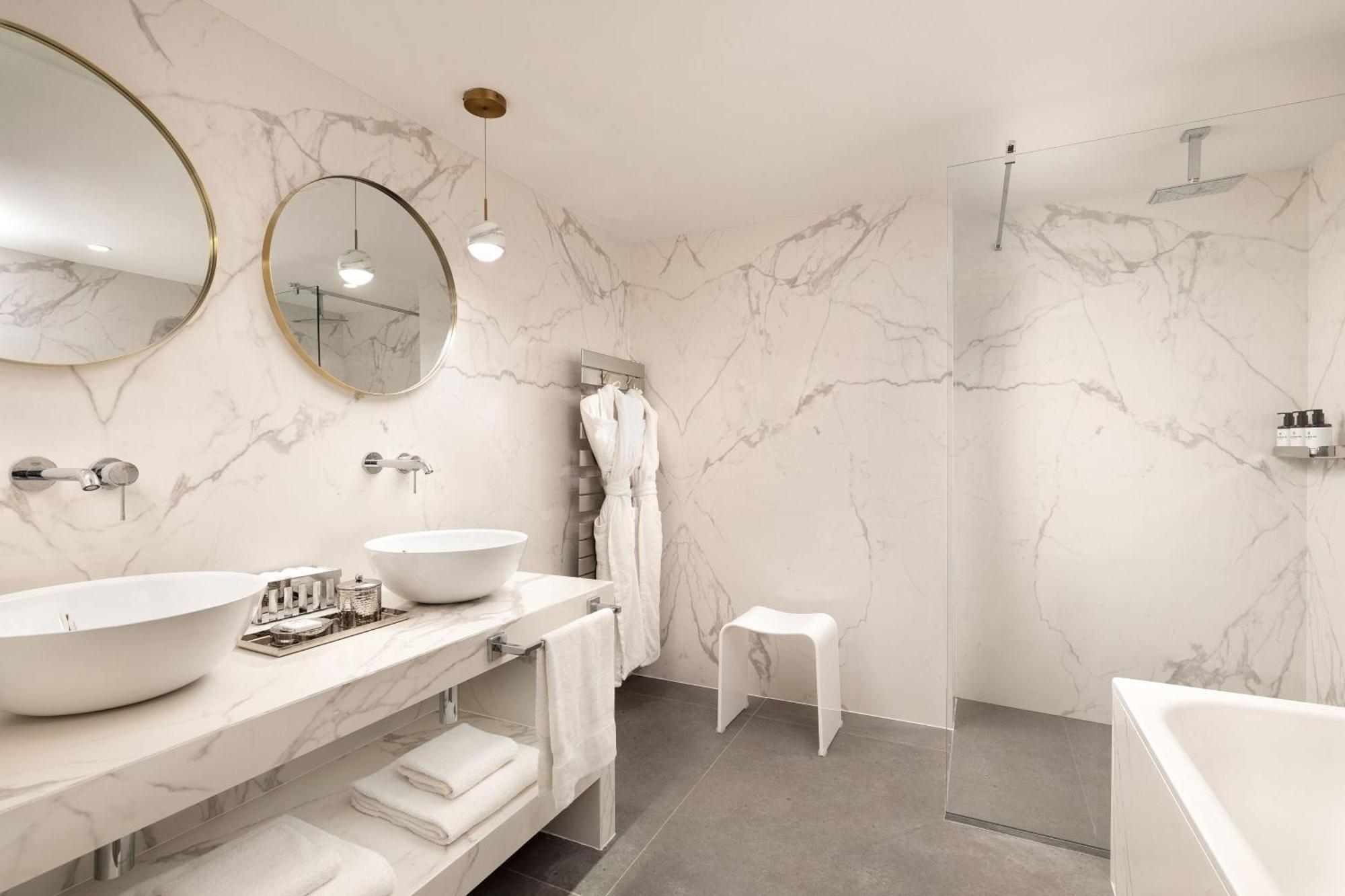 Luxuriöses Zimmer mit Kingsize-Bett, Meerblick und Balkon