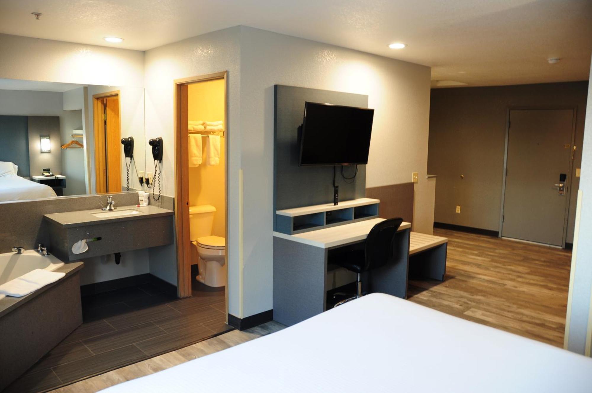 King Suite with Spa Bath - Non-Smoking