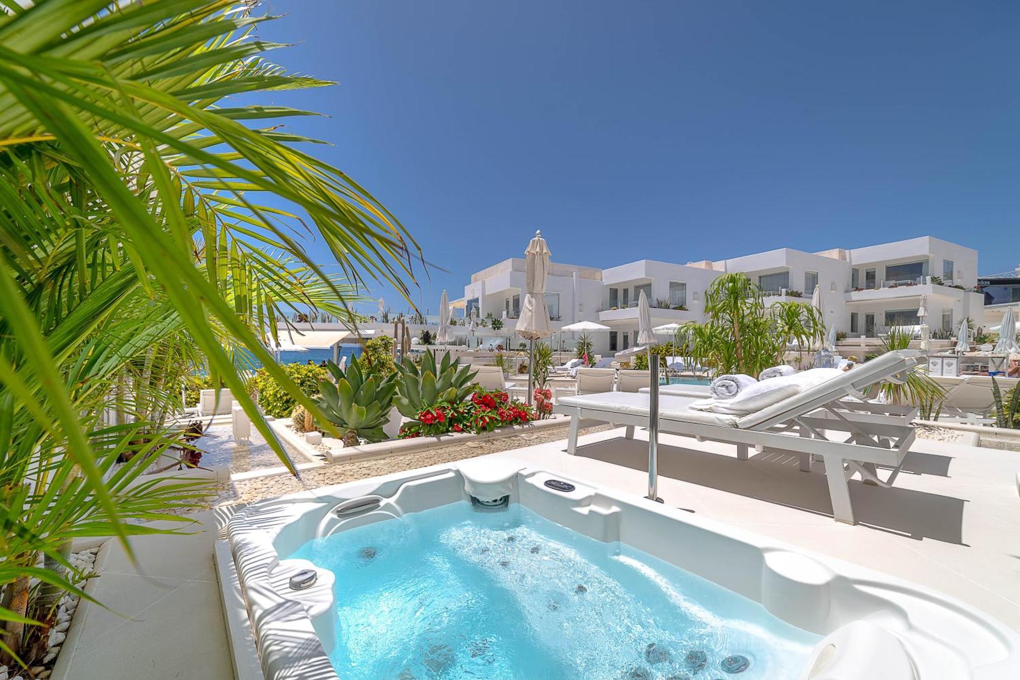 Deluxe 1 bedroom Suite with Hot Tub and Sea View