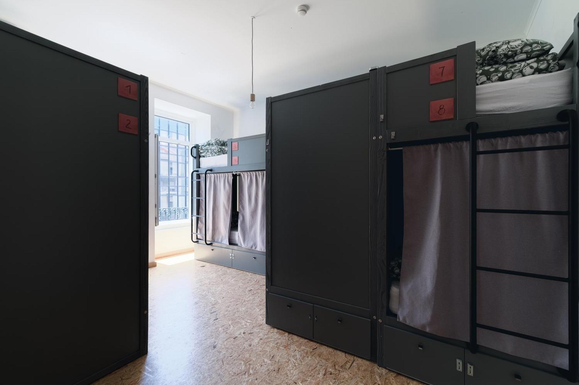 Posto Letto in Dormitorio Femminile con 8 Letti