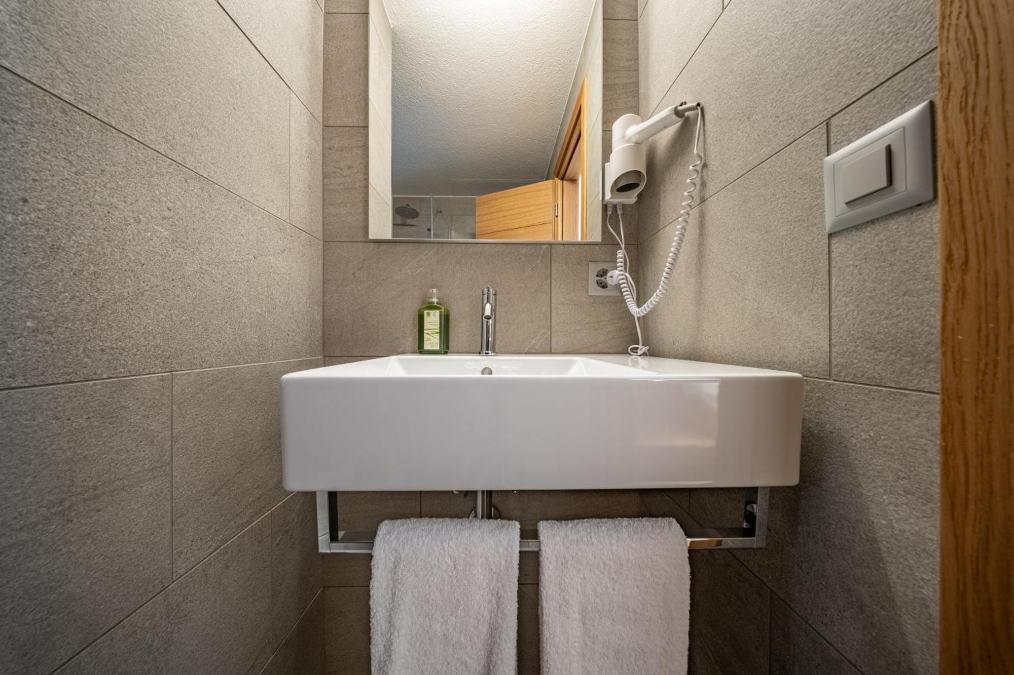 Double or Twin Room,1616878489:JPEG