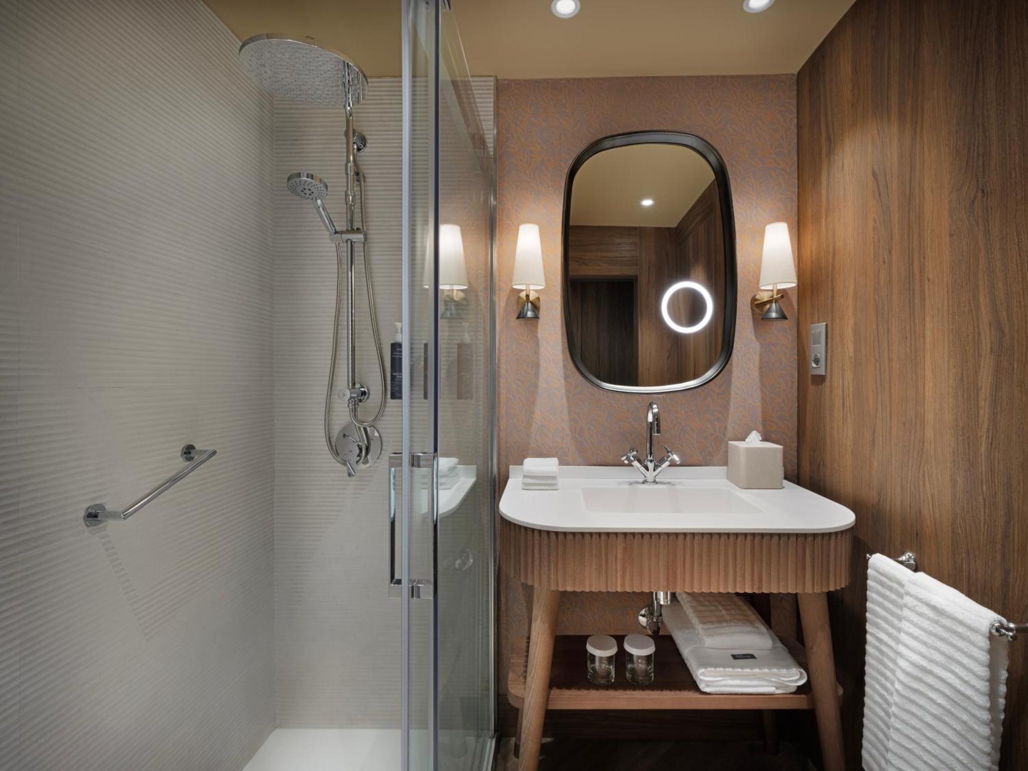 Deluxe King Room with City View