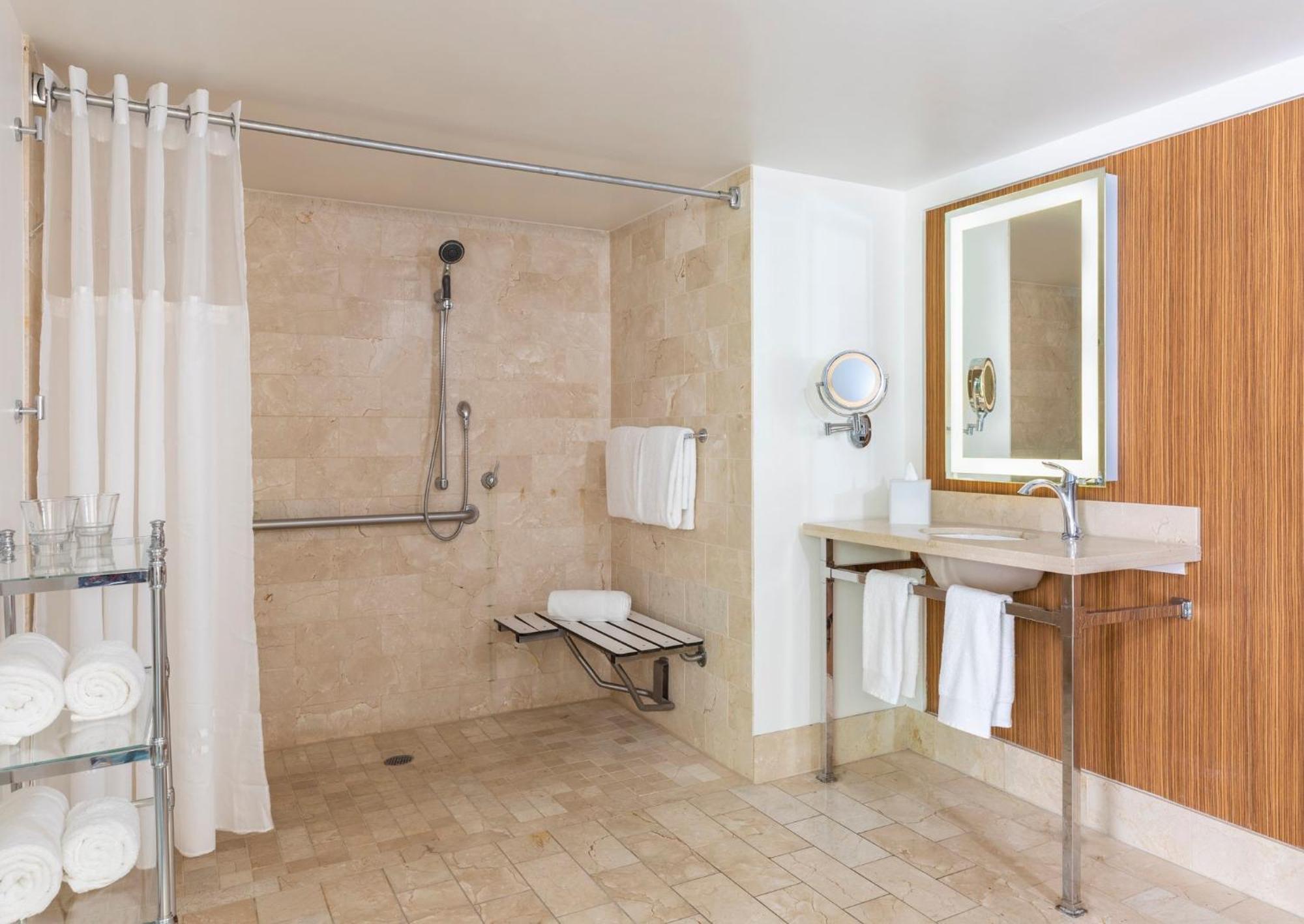 Chambre Lit King-Size Standard avec Douche Accessible en Fauteuil Roulant