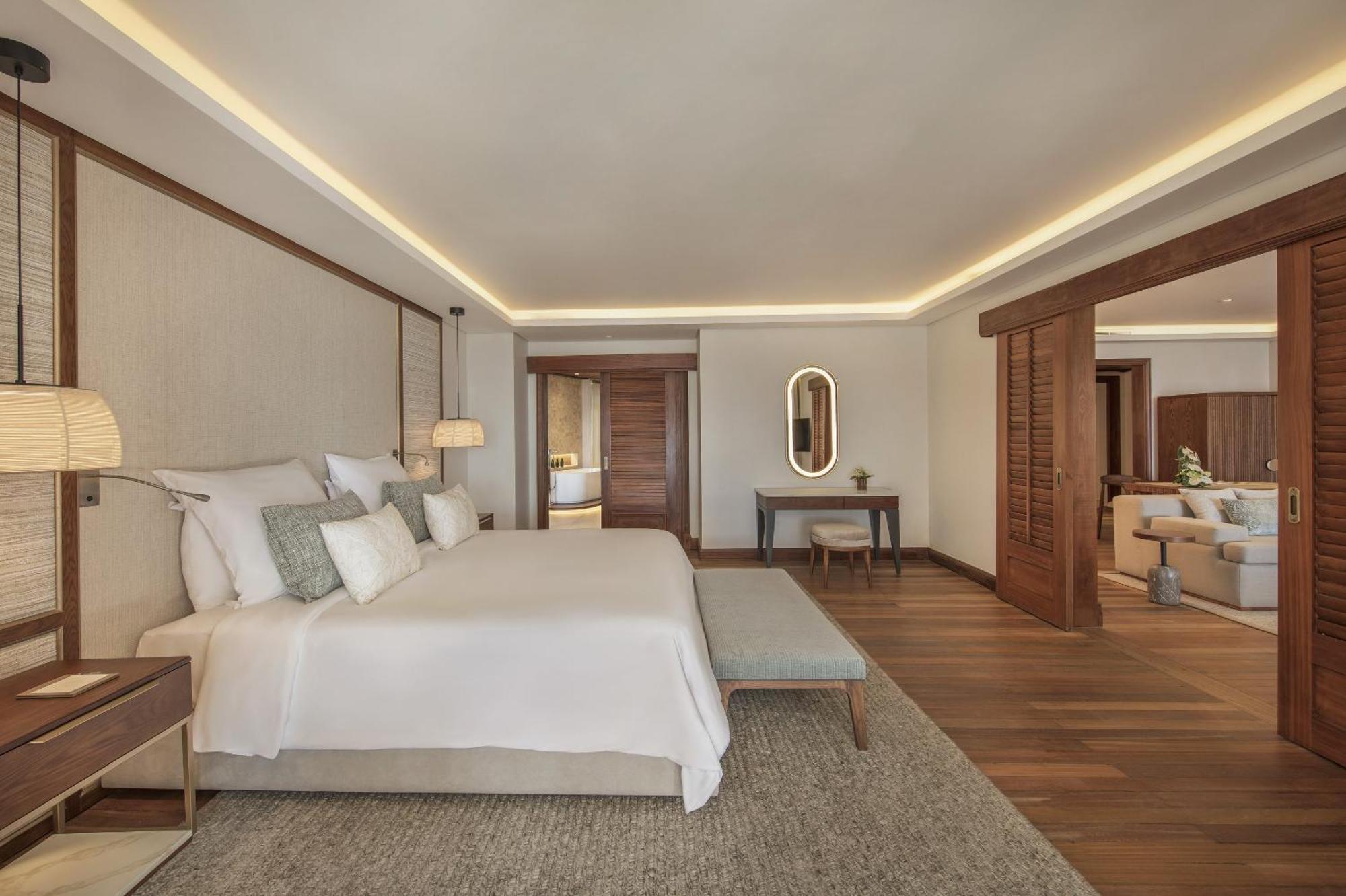 Senior Suite Beachfront Family (2 Adults + 1 Child)