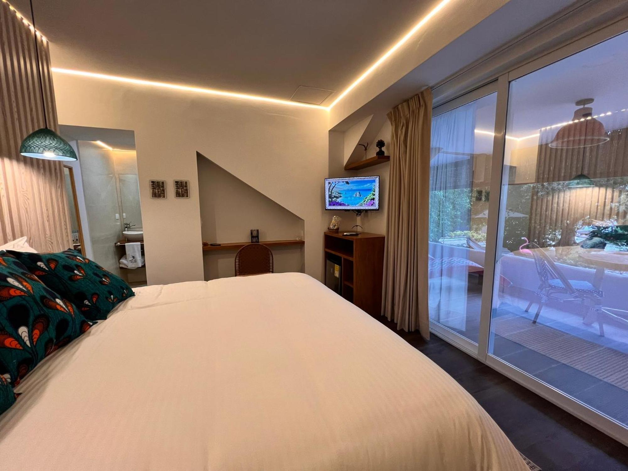 Habitación con cama grande y vistas al mar