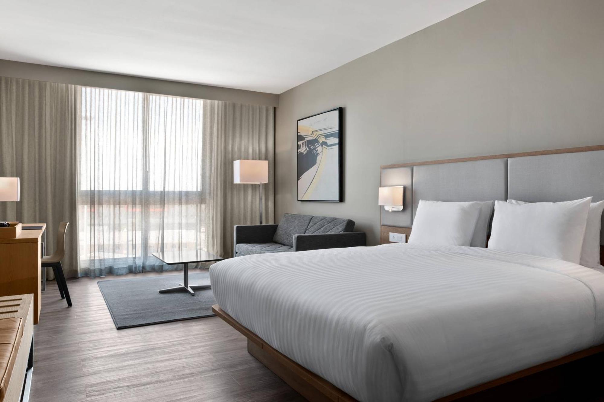 Standaard Kamer met Kingsize Bed en Uitzicht op de Haven.