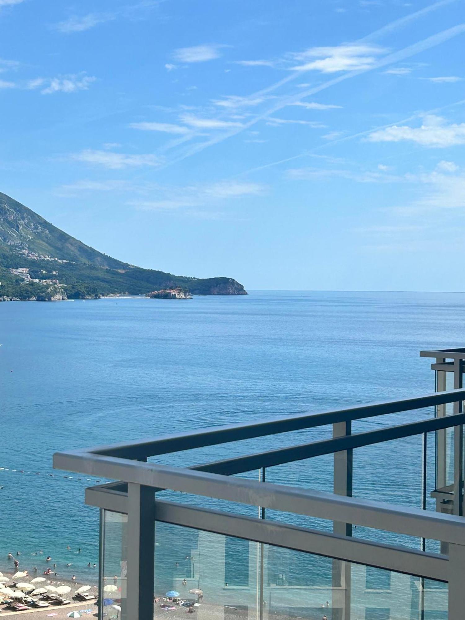 One-Bedroom Apartment with View