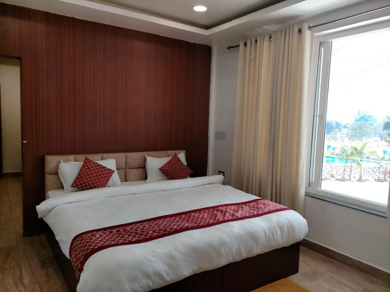 Deluxe Double Room (2 Adults + 1 Child)