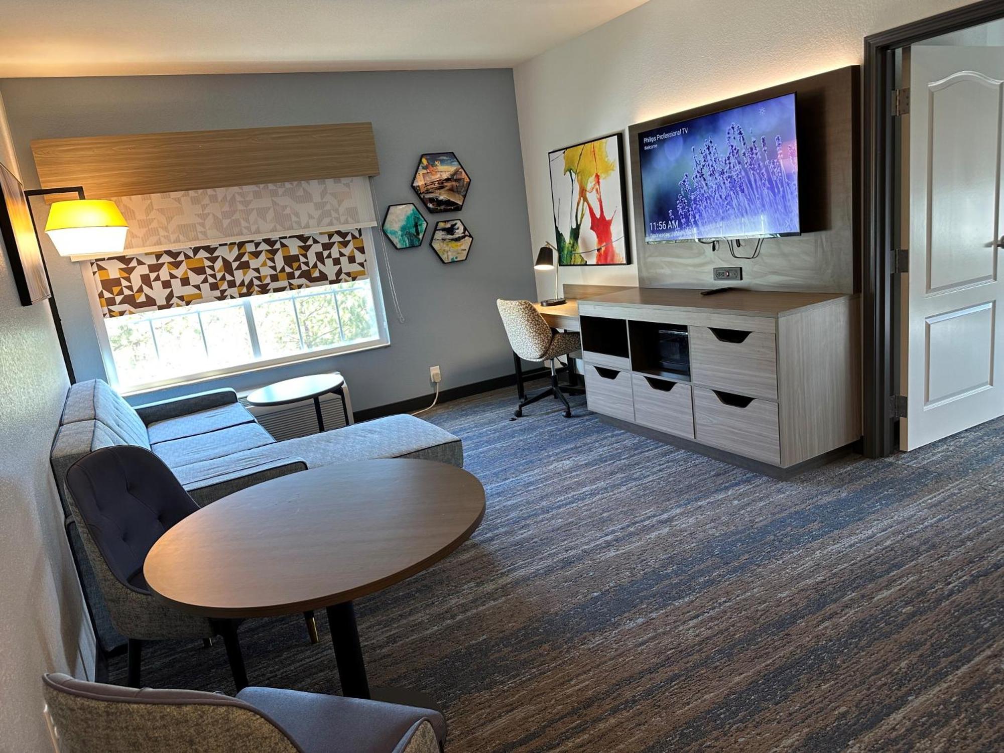 One-Bedroom King Suite - Non-Smoking