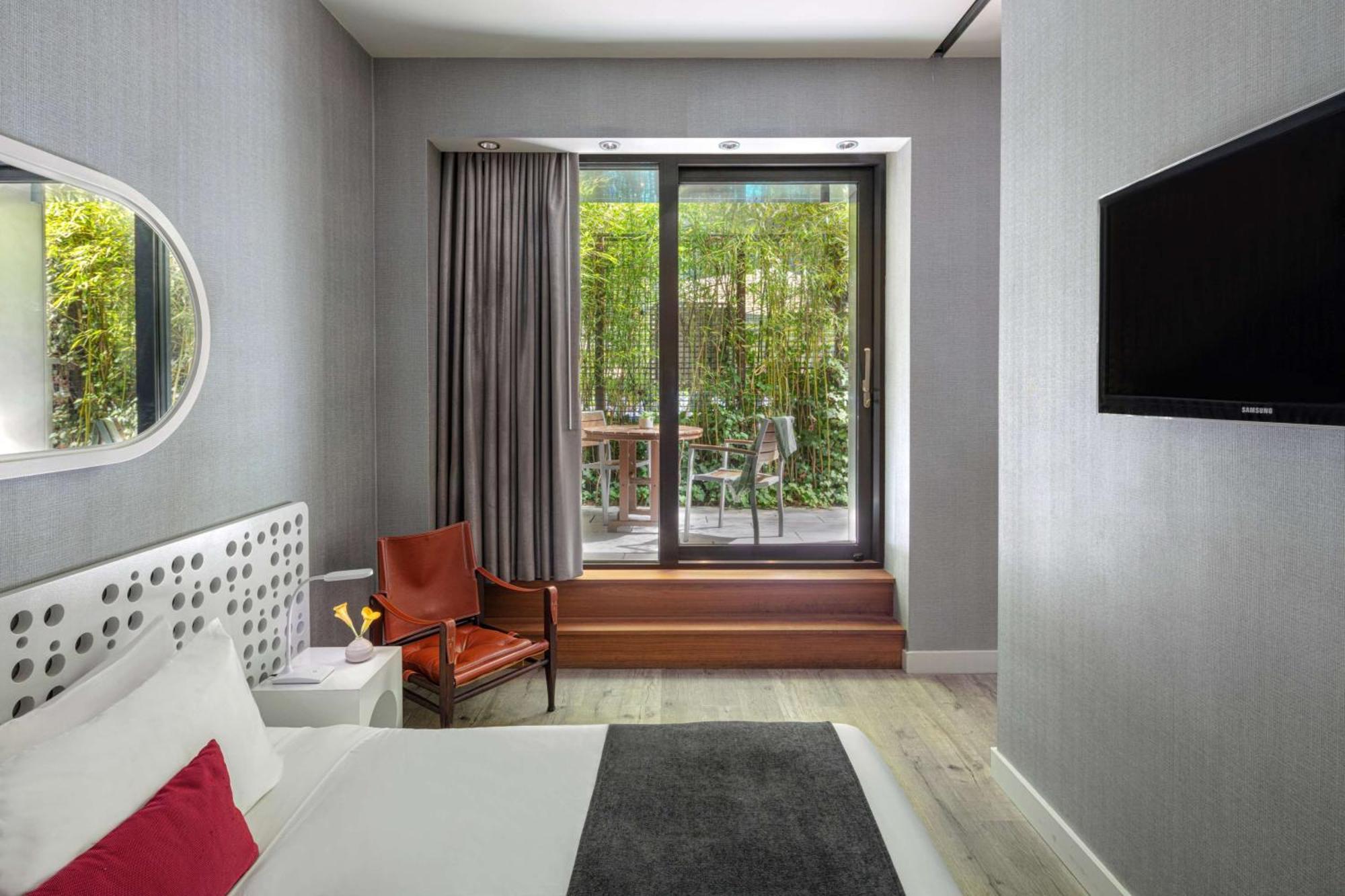 Suíte Platinum com cama king-size e acesso à piscina