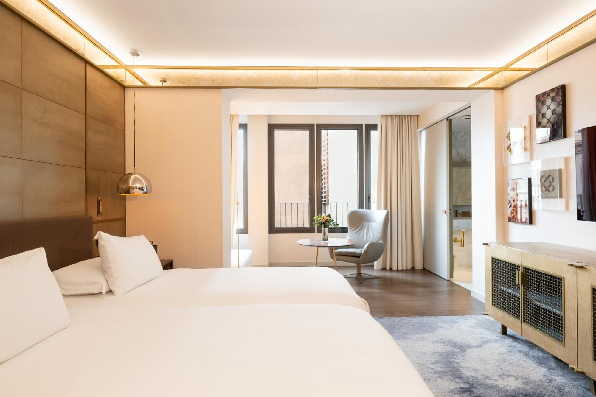 Quarto com Cama King-size e Chuveiro Acessível a Cadeirantes - Unidade Acessível para Hóspedes com Mobilidade Reduzida
