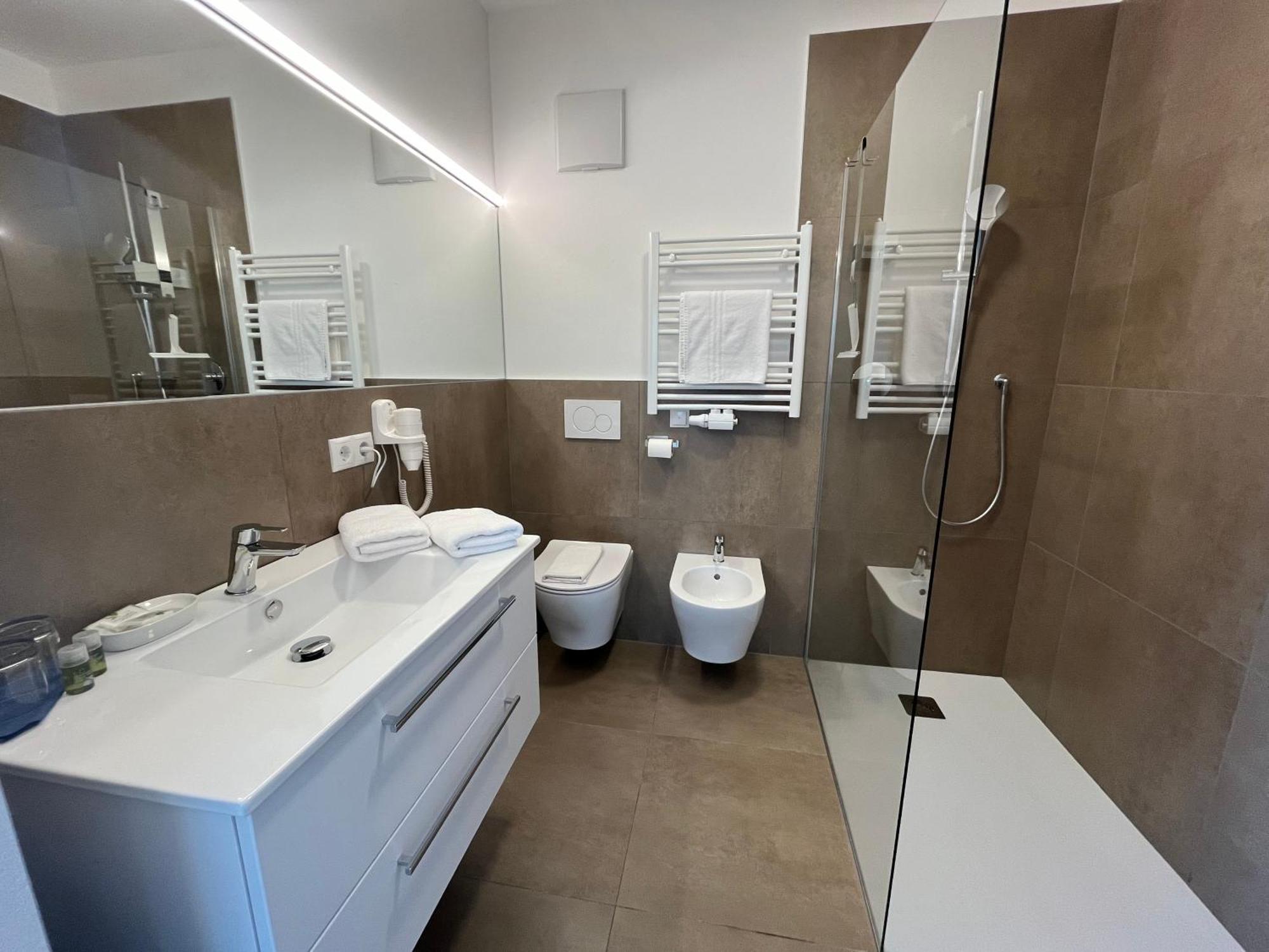 Deluxe Double Room with Balcony,1765356553:JPEG