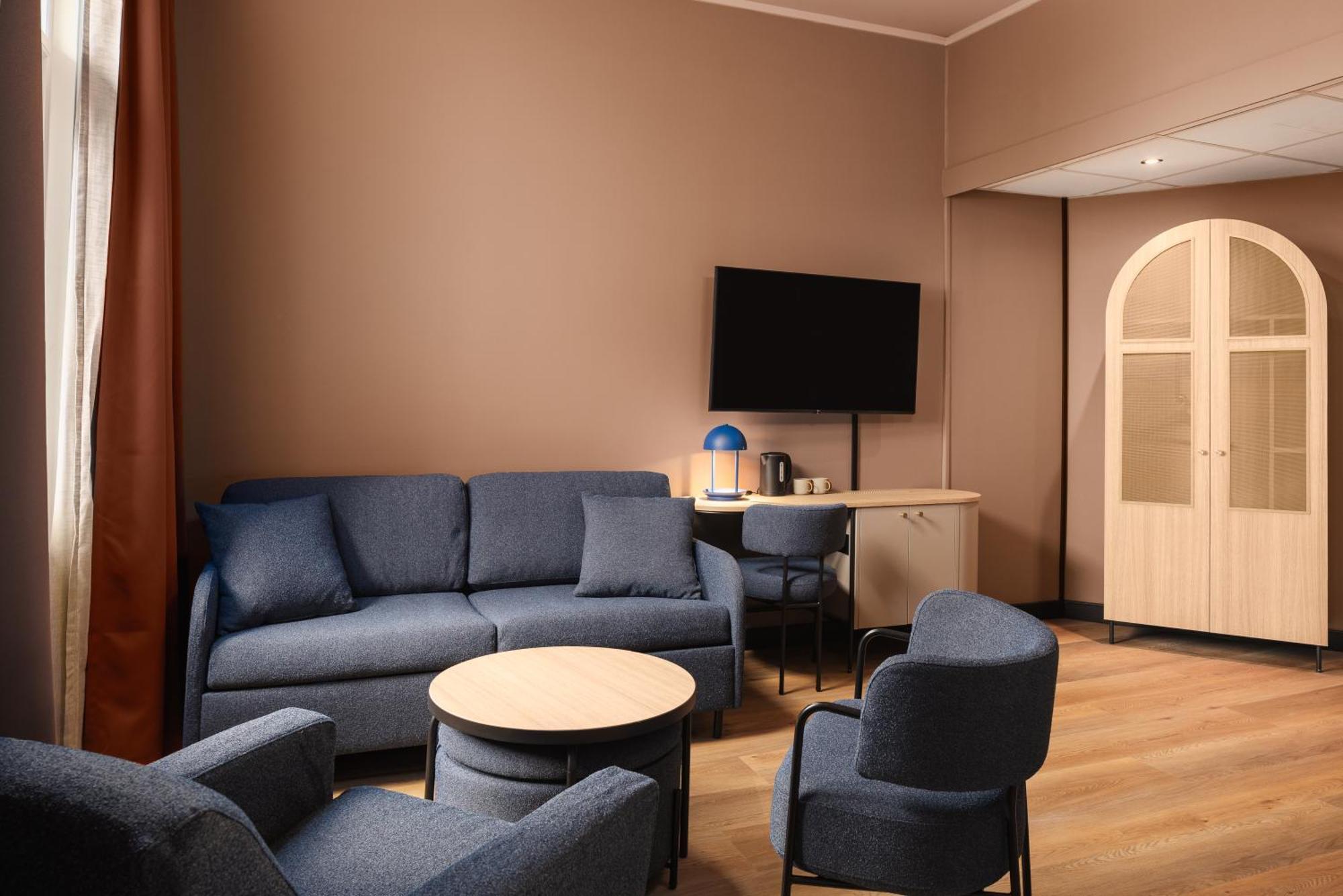 Family Room,1648892793:JPEG