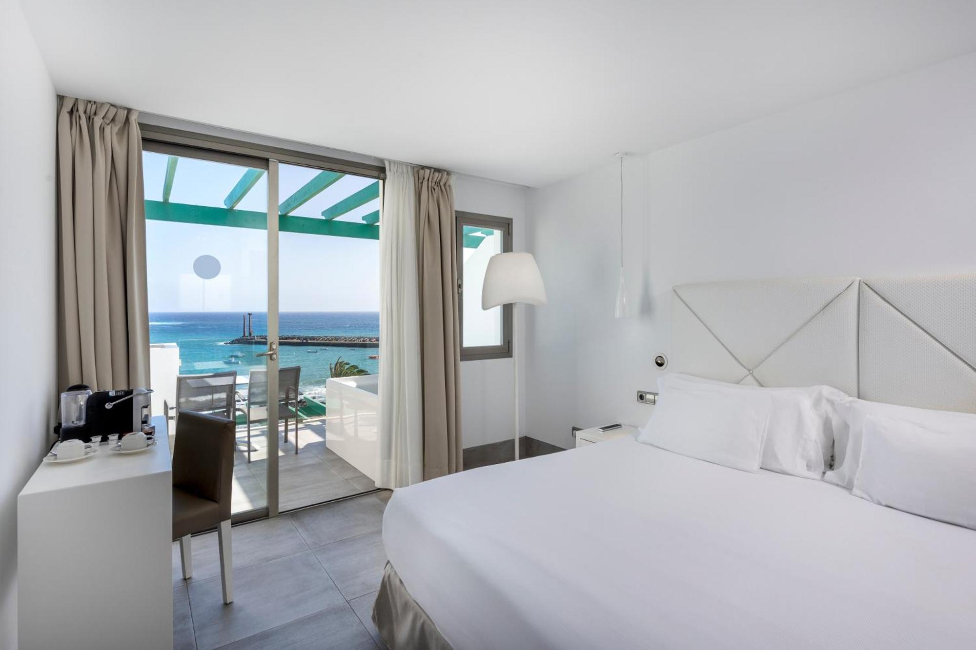 Deluxe Doppel- oder Zweibettzimmer mit Meerblick und Whirlpool-Badewanne