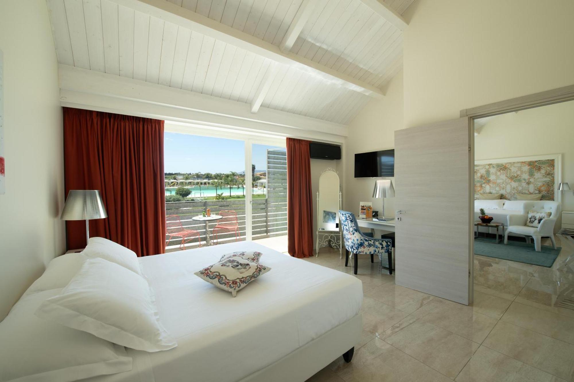 Suite con cama extragrande y vistas a la piscina