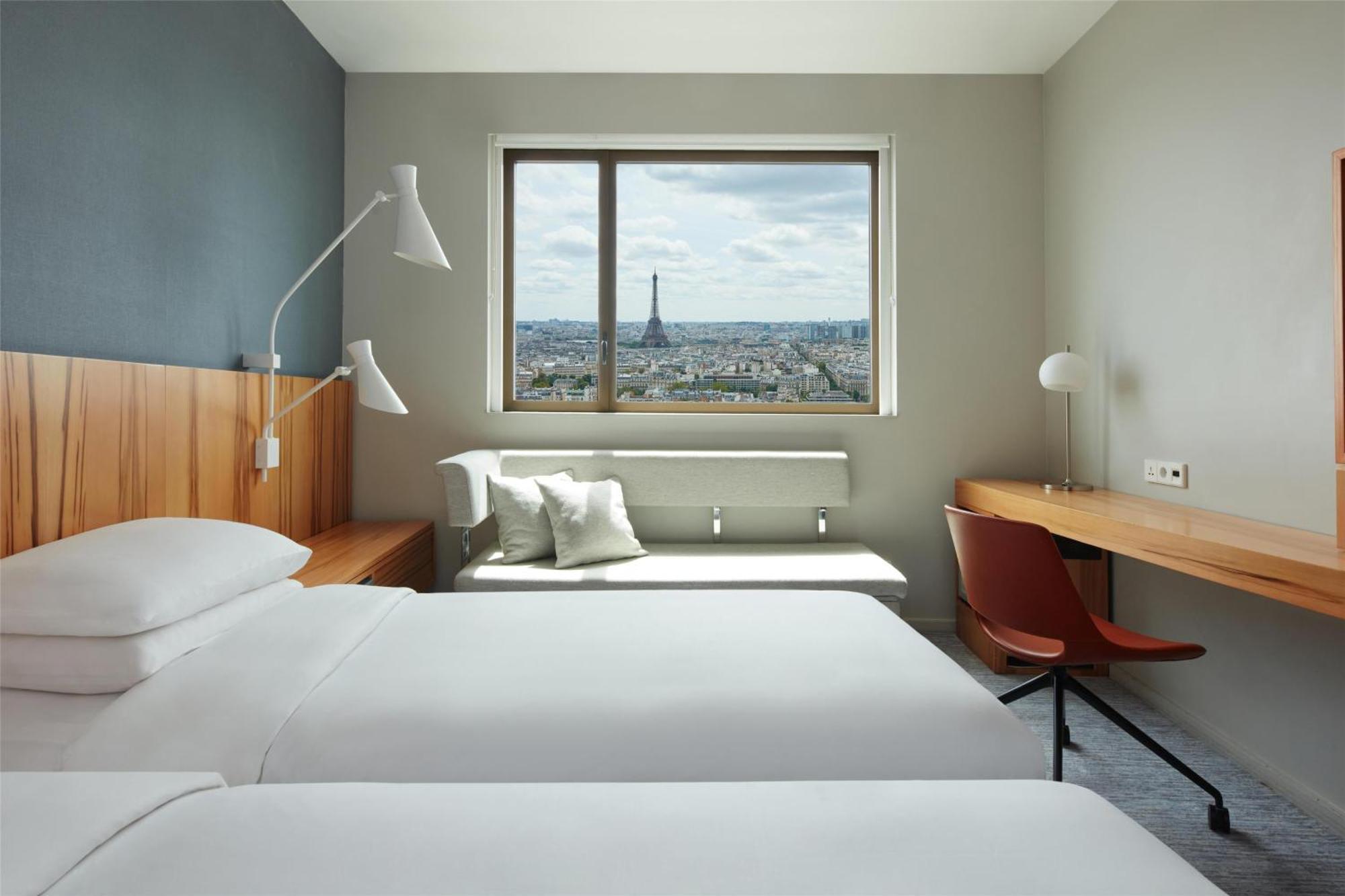 Quarto Twin com Vista Torre Eiffel - Piso Superior/Acesso ao Clube