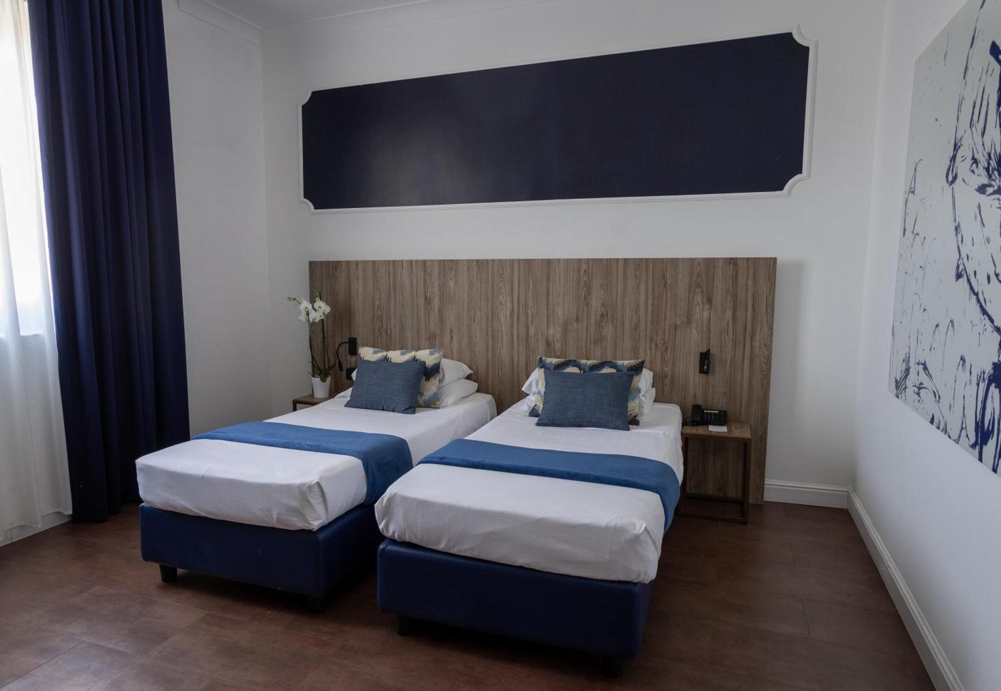 Quarto Clássico com 2 Camas de Solteiro