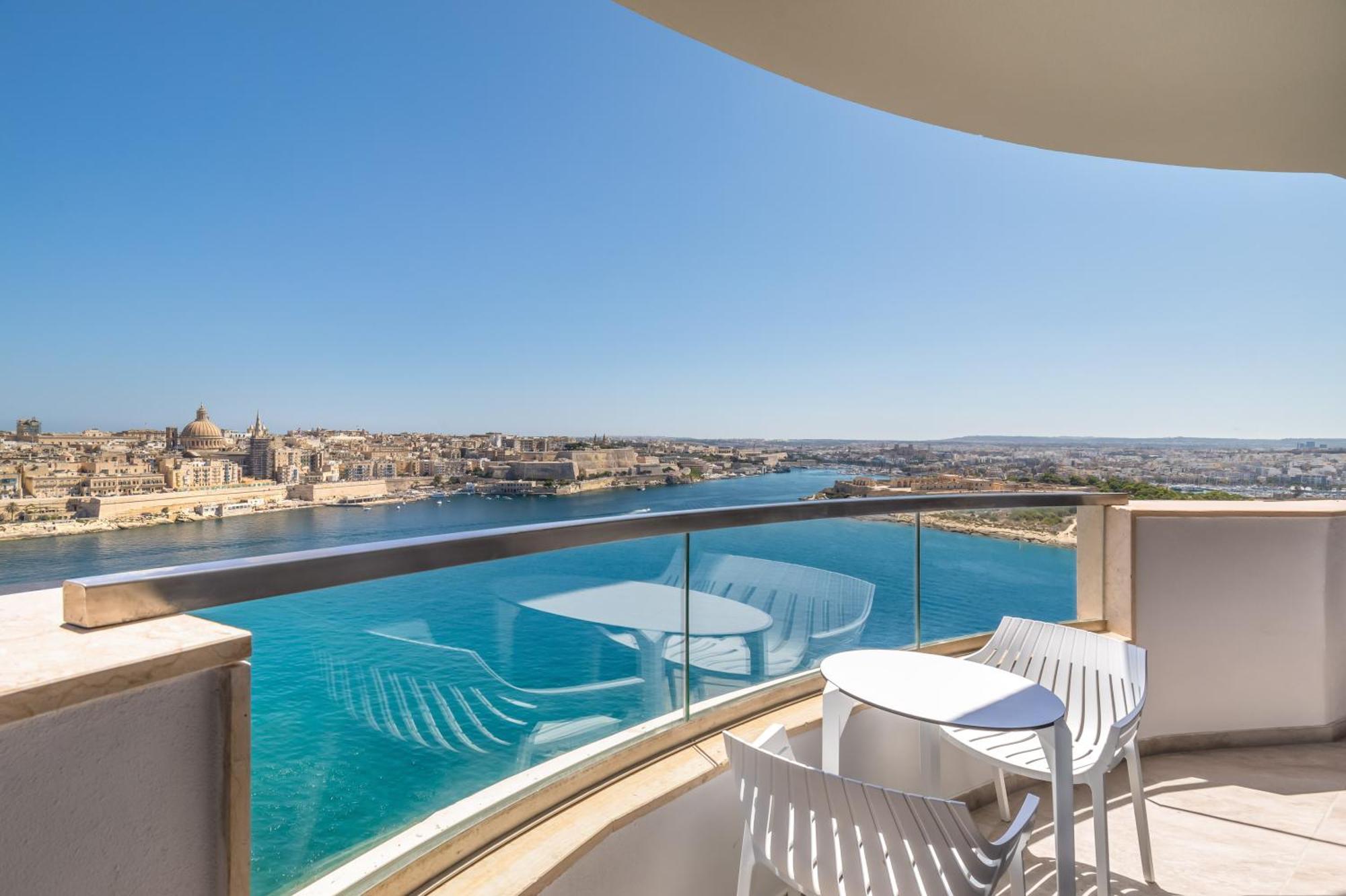 Suite Junior frente al mar con terraza y bañera de hidromasaje