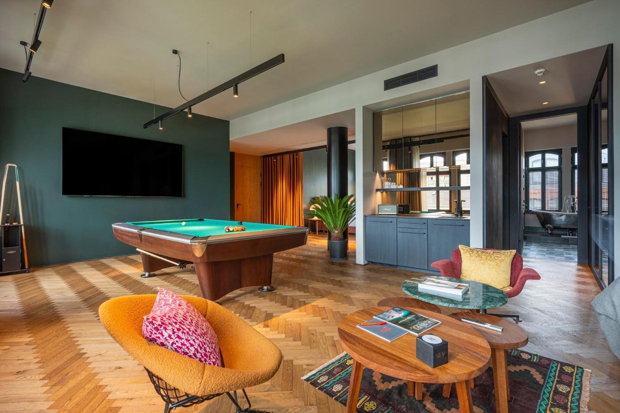 Superior Studio