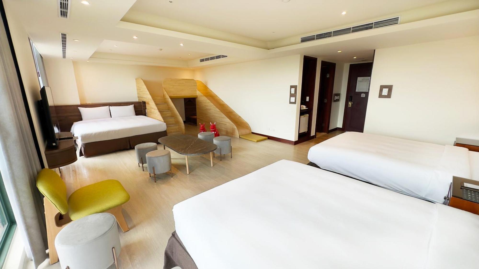 Hextuple Room (With Kids Playground)