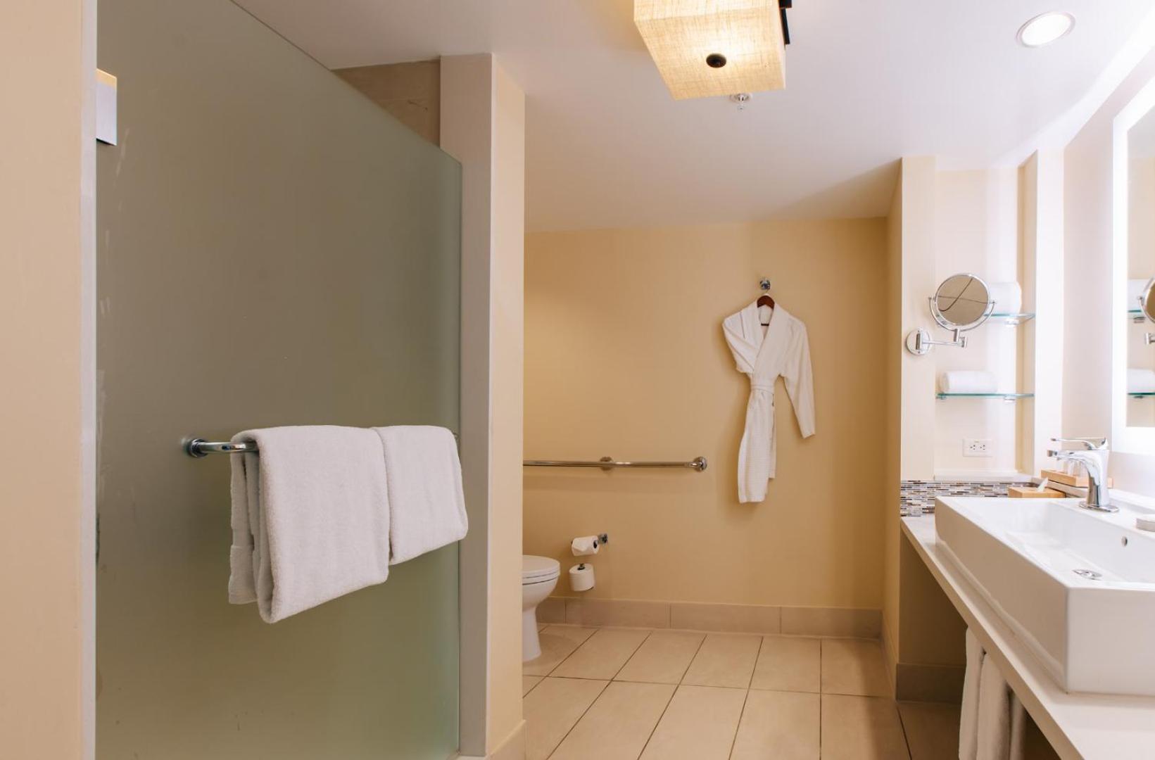 Quarto com Cama King-size e Vista do Resort - Acessível para Hóspedes com Mobilidade Reduzida