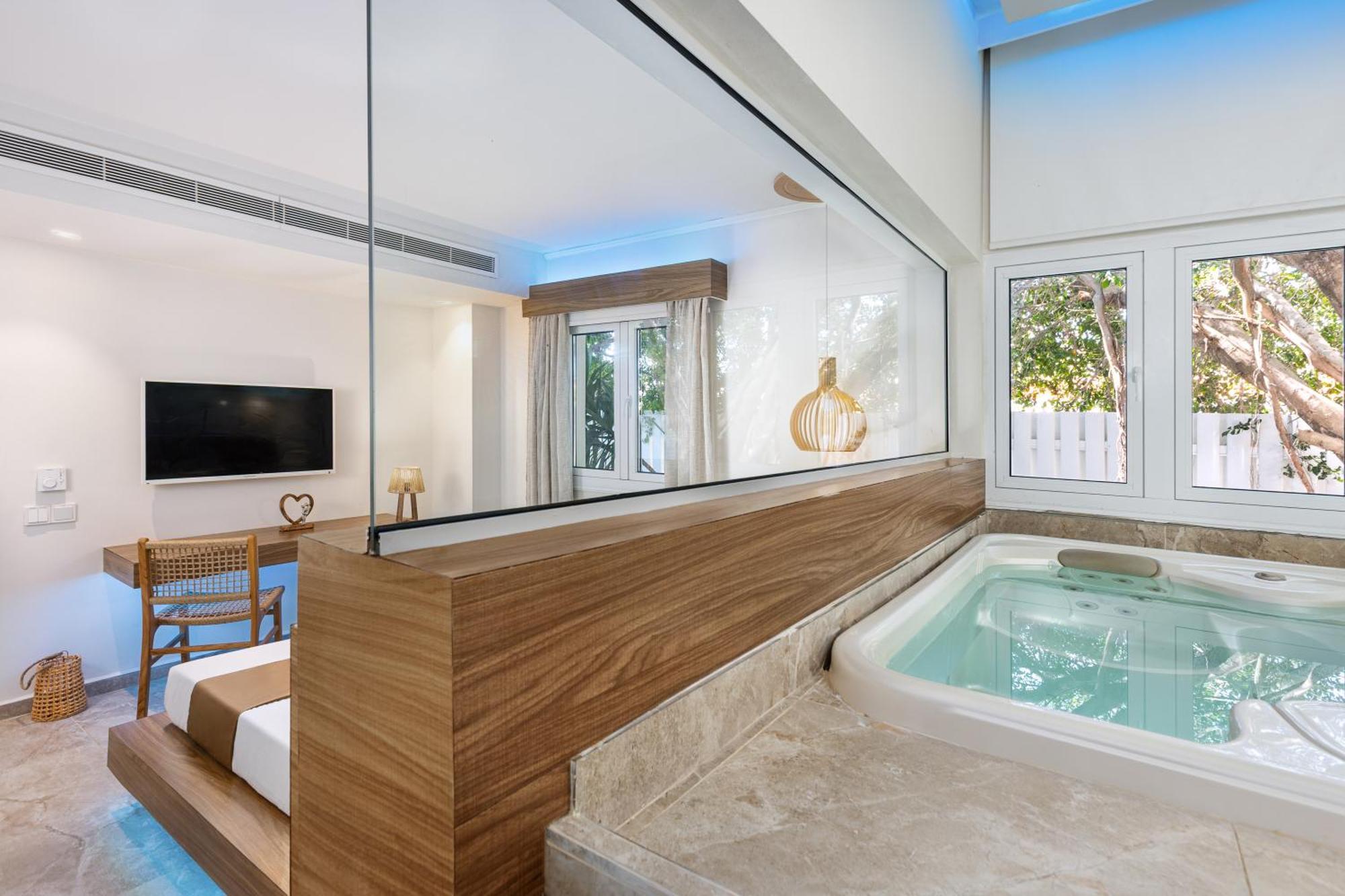 S1JP - SPA One Bedroom Suite Jacuzzi with Pool View