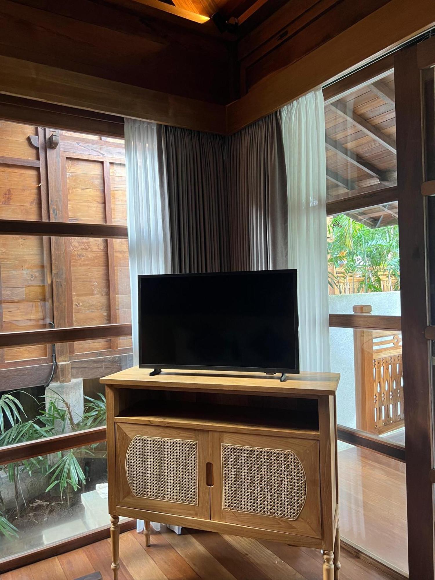 Wooden One-Bedroom Villa Private Pool