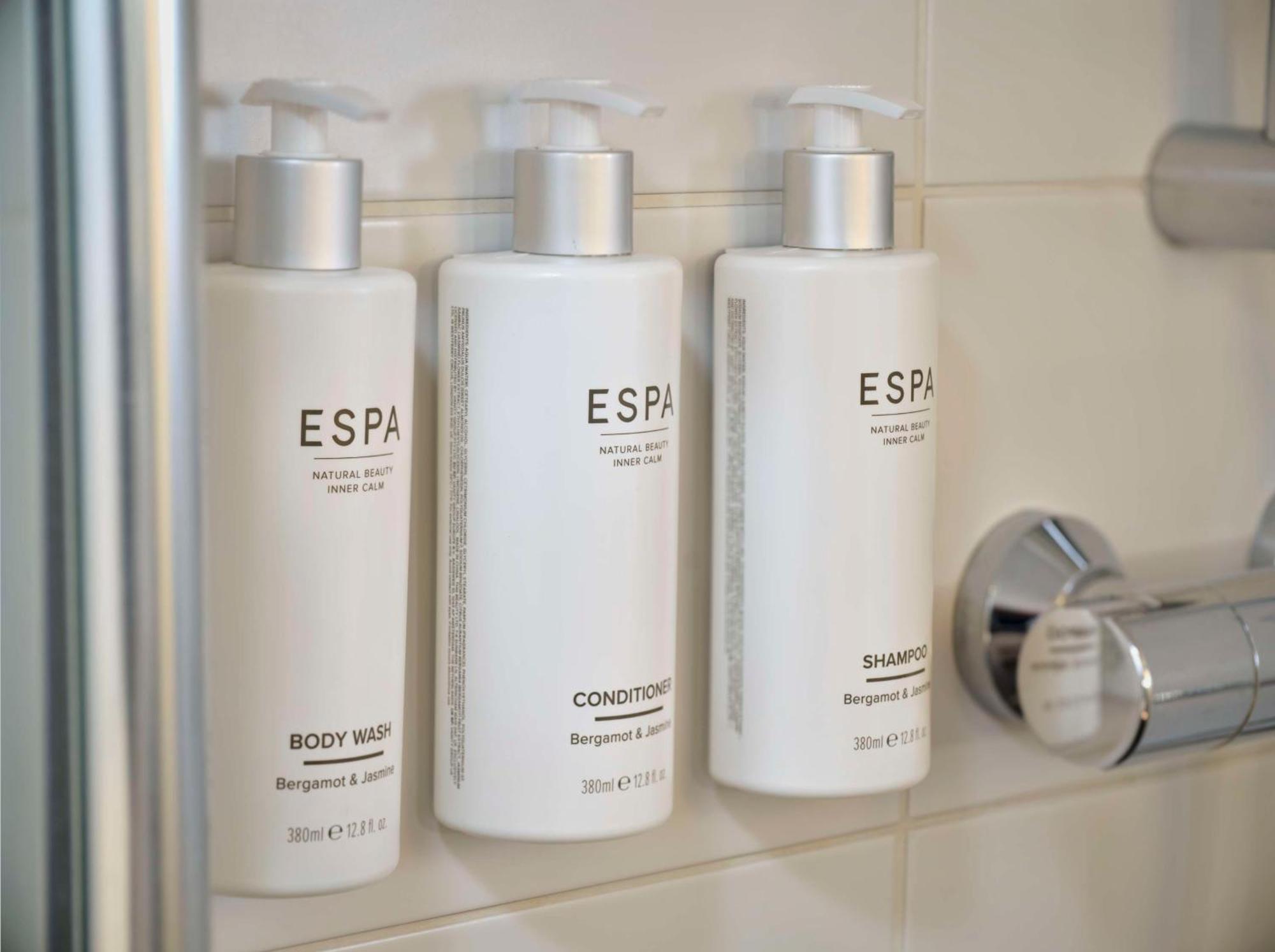 Quarto Executivo com Cama King-size e Vista do Canal